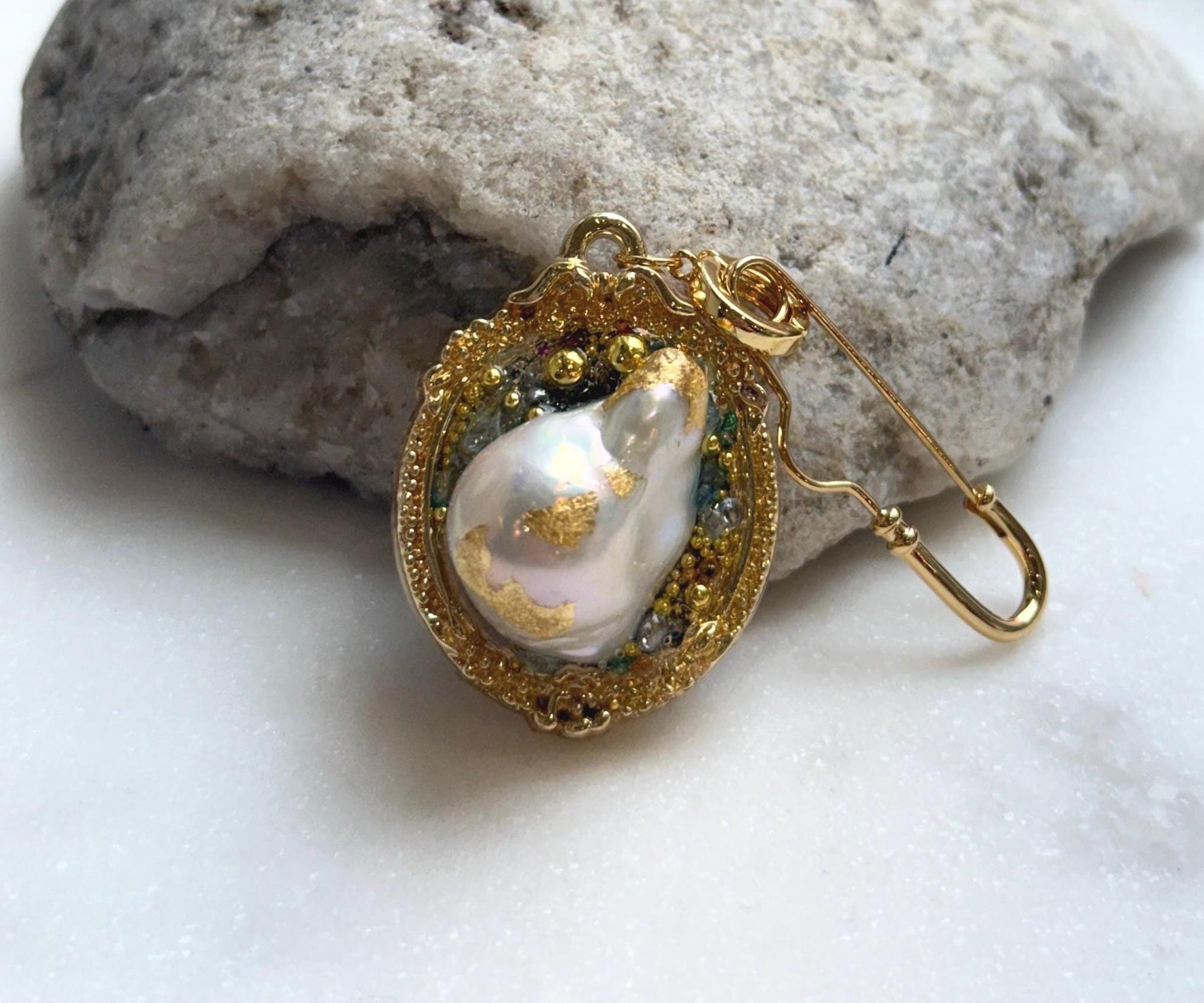 Elly’s White iridescent Freshwater baroque Pearl Gold foiled Vintage Brooch pendant 2in1: Extreme luster, 3x4.8cm, gift for her anniversary