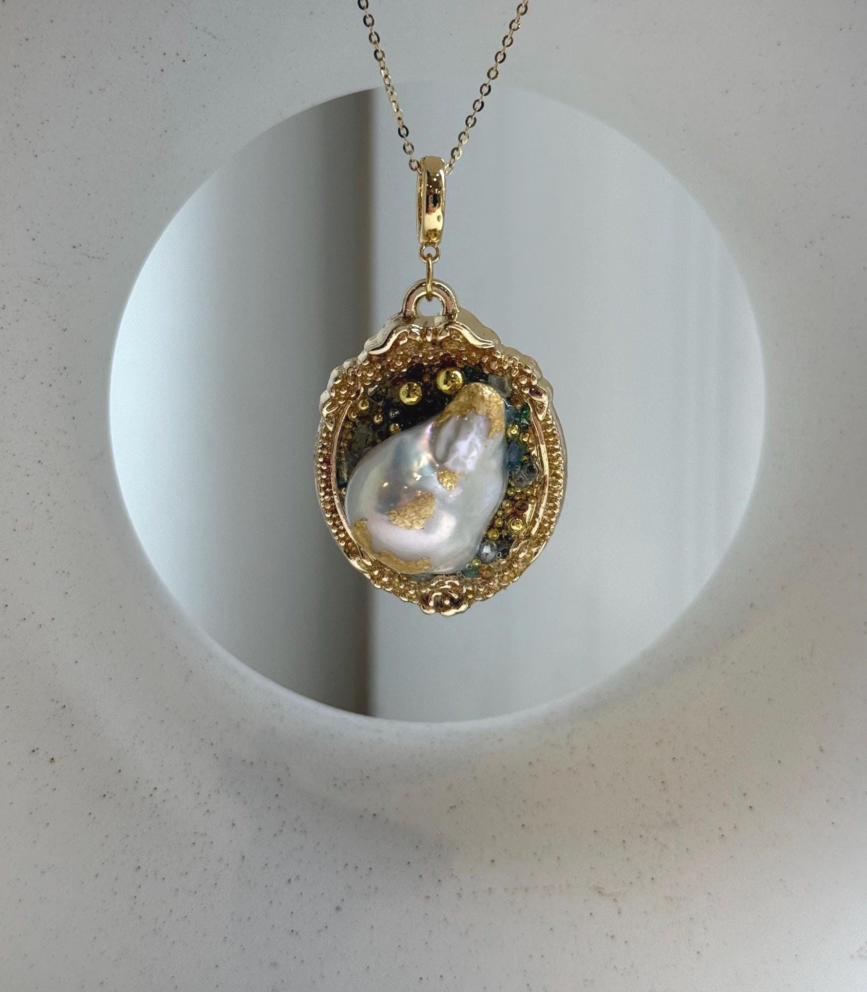 Elly’s White iridescent Freshwater baroque Pearl Gold foiled Vintage Brooch pendant 2in1: Extreme luster, 3x4.8cm, elegant high quality brooch gift for her