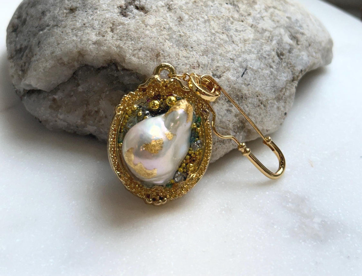 Elly’s White iridescent Freshwater baroque Pearl Gold foiled Vintage Brooch pendant 2in1: Extreme luster, 3x4.8cm, elegant high quality brooch gift for her