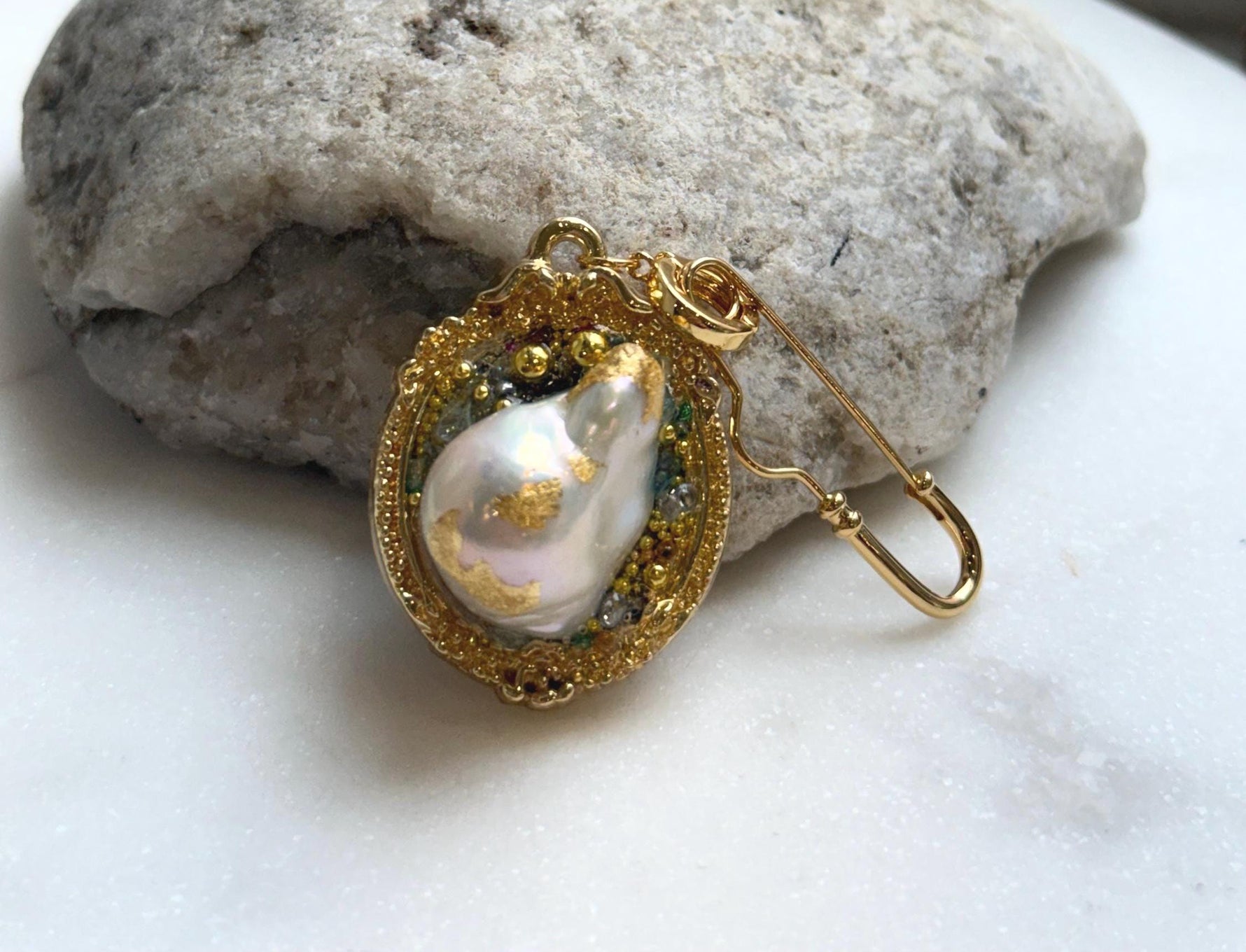 Elly’s White iridescent Freshwater baroque Pearl Gold foiled Vintage Brooch pendant 2in1: Extreme luster, 3x4.8cm, elegant high quality brooch gift for her