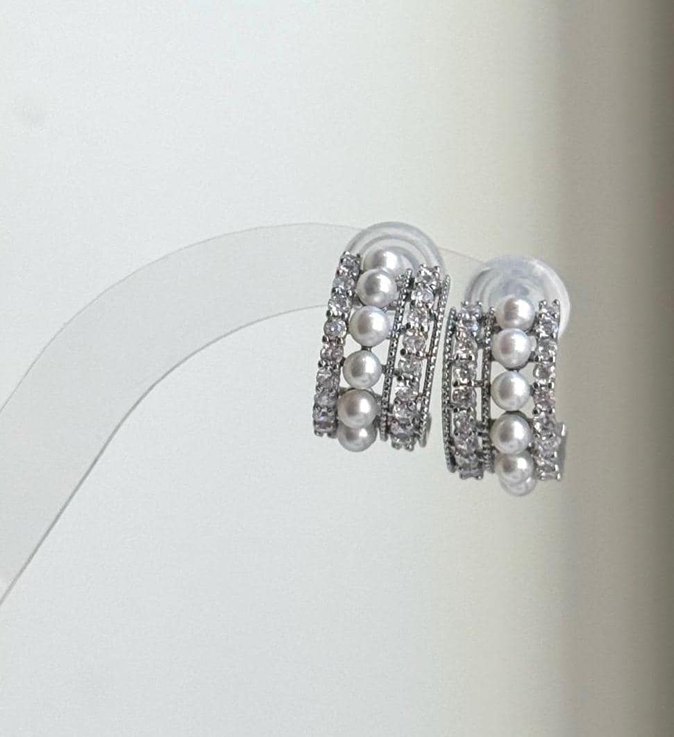Elly’s white small pearls earrings: Extreme luster mirrored, 3.2-3.4mm,1x1.8cm, S925 studs earrings.Fancy cool Pearl earrings