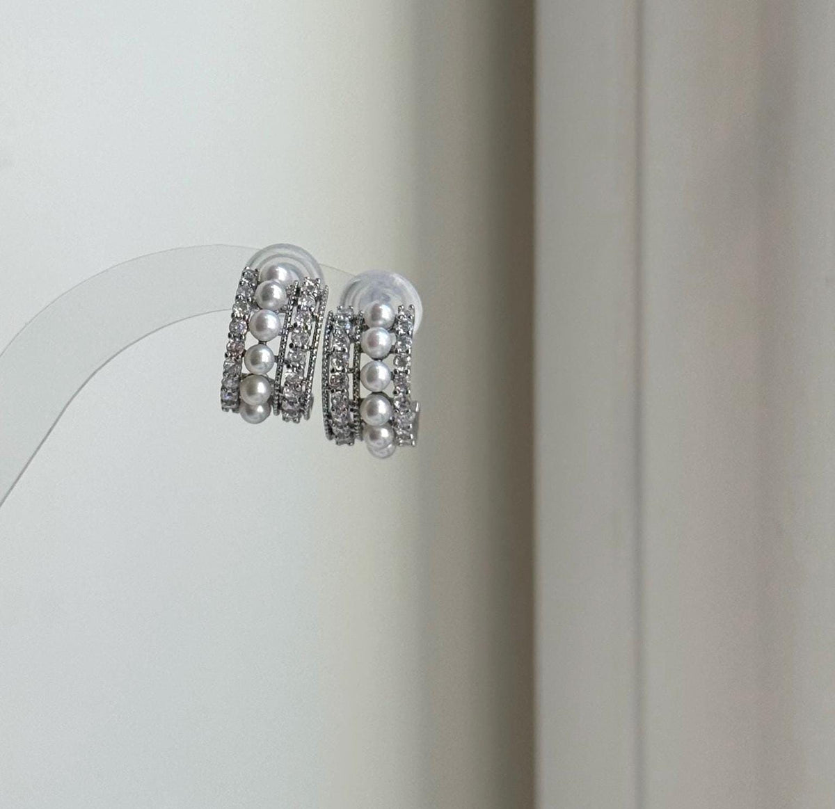 Elly’s white small pearls earrings: Extreme luster mirrored, 3.2-3.4mm,1x1.8cm, S925 studs earrings.Fancy cool Pearl earrings