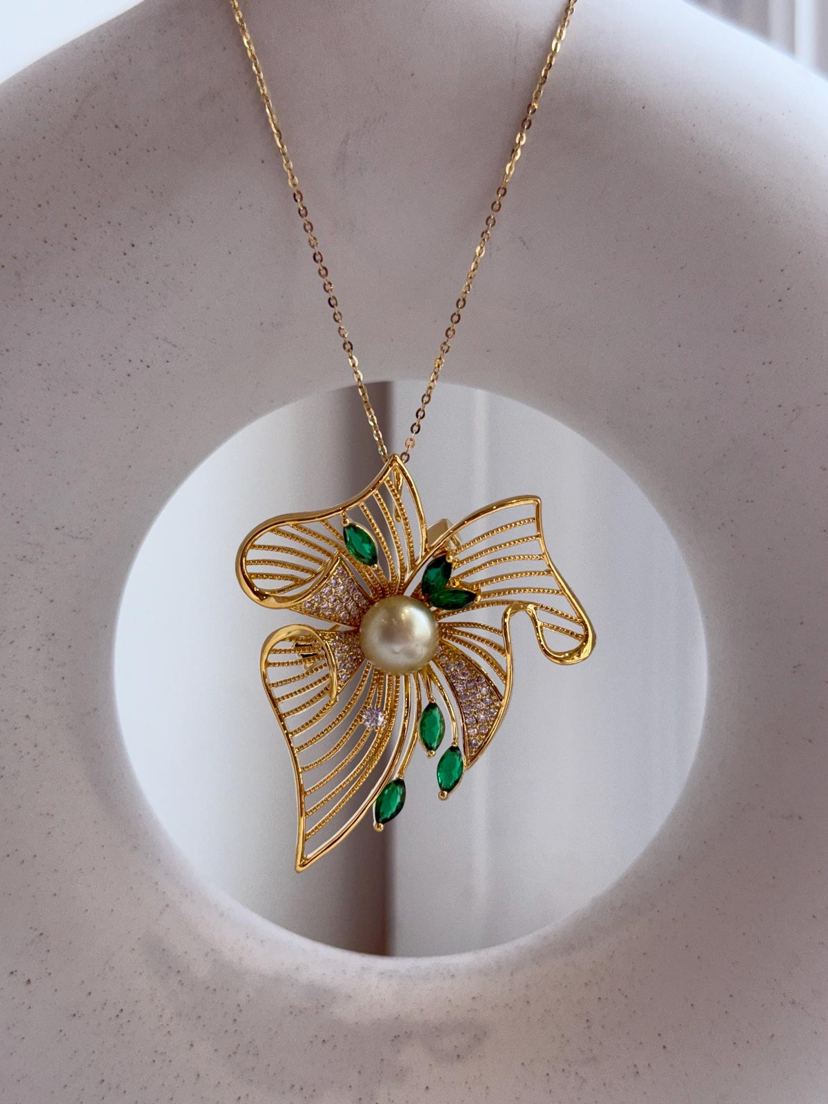 Elly’s Genius South sea light gold ocean pearl Floral brooch pendant 2in1: Extreme luster mirrored, 9.3mm, 5x4cm. high quality brooch for her daily office wear