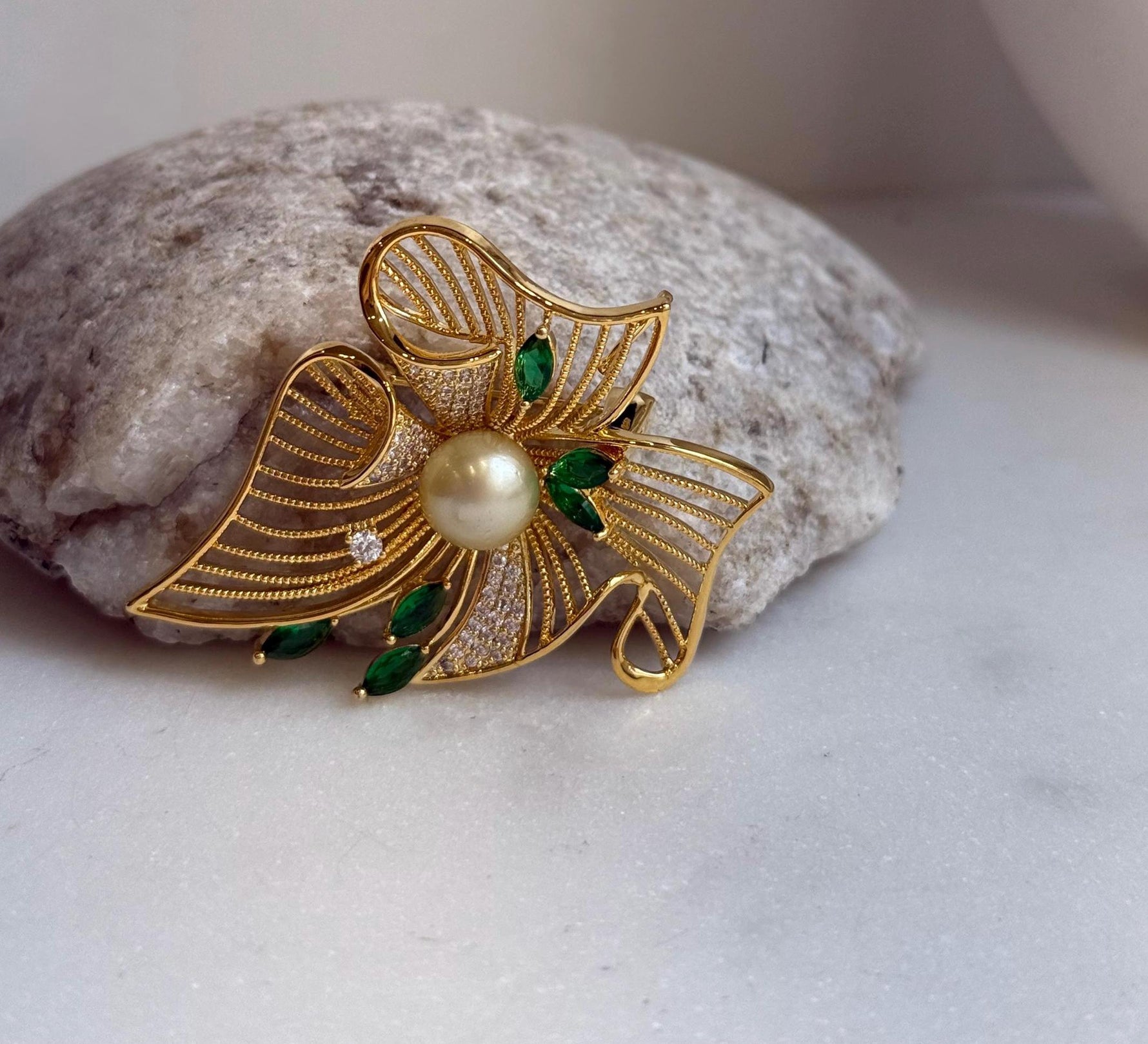 Elly’s Genius South sea light gold ocean pearl Floral brooch pendant 2in1: Extreme luster mirrored, 9.3mm, 5x4cm. high quality brooch for her daily office wear