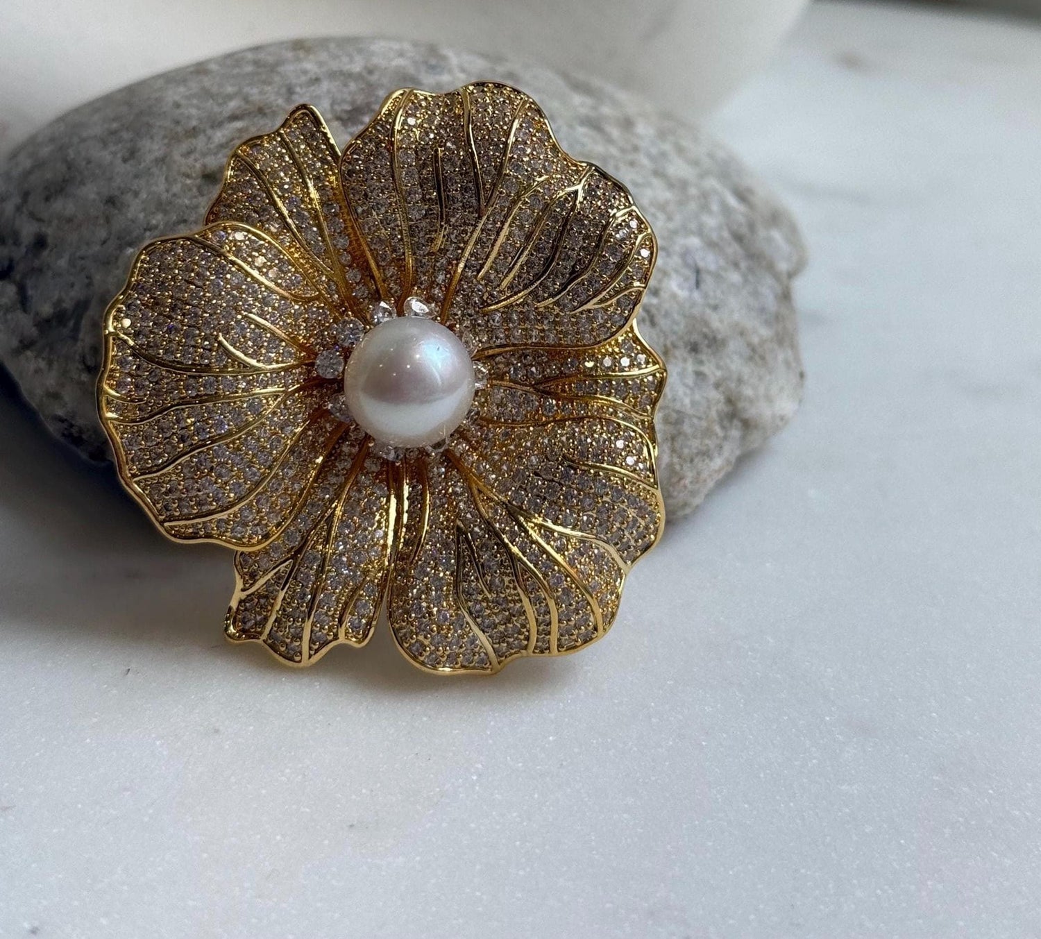 Elly’s 11.4mm Edison white pearl Floral brooch pendant 2in1: Extreme luster mirrored, 5.5cm dia.