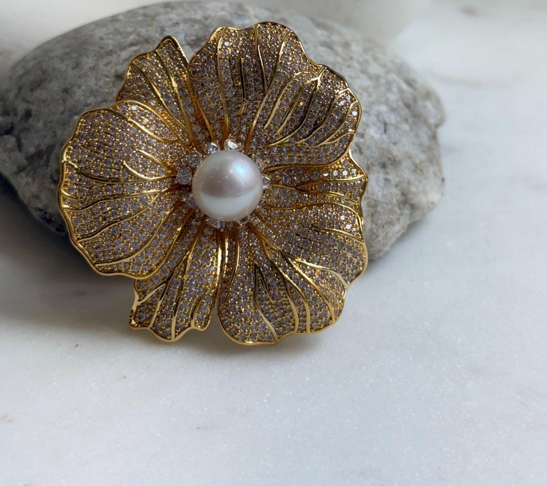 Elly’s 11.4mm Edison white pearl Floral brooch pendant 2in1: Extreme luster mirrored, 5.5cm dia.