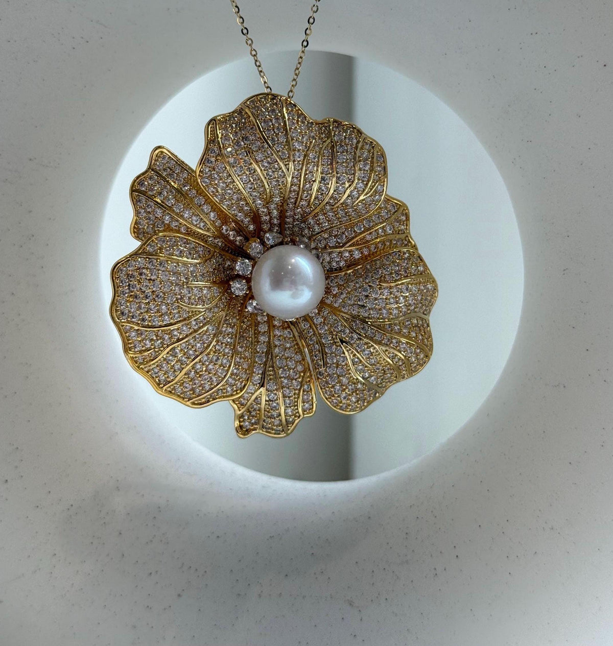 Elly’s 11.4mm Edison white pearl Floral brooch pendant 2in1: Extreme luster mirrored, 5.5cm dia.