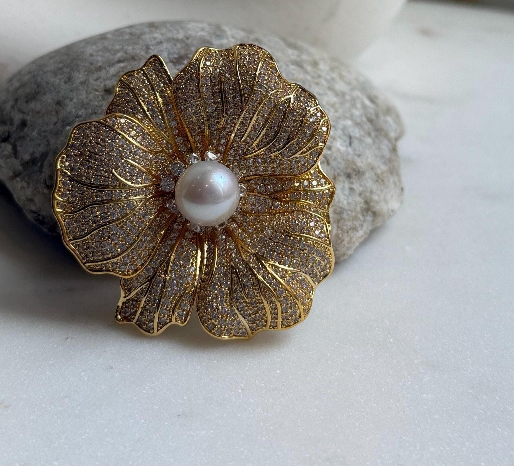Elly’s 11.4mm Edison white pearl Floral brooch pendant 2in1: Extreme luster mirrored, 5.5cm dia.