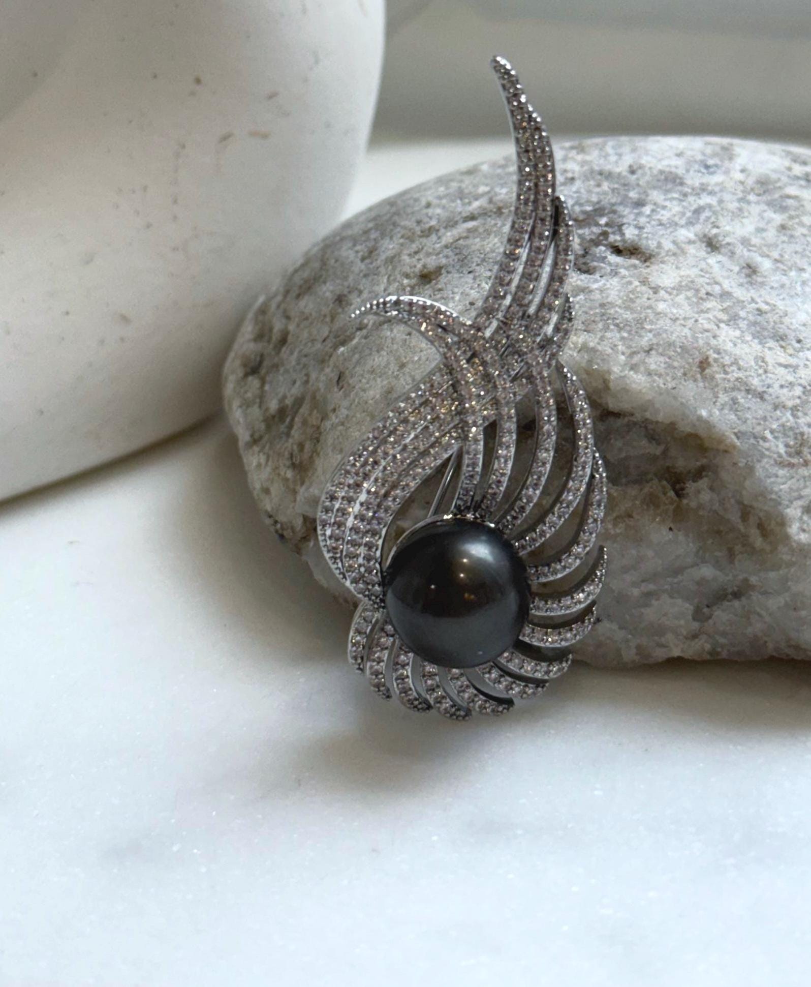 Elly’s 12.6mm Tahitian black Ocean Pearl Vintage Brooch pendant 2in1: Extreme luster mirrored, 2.7x6cm