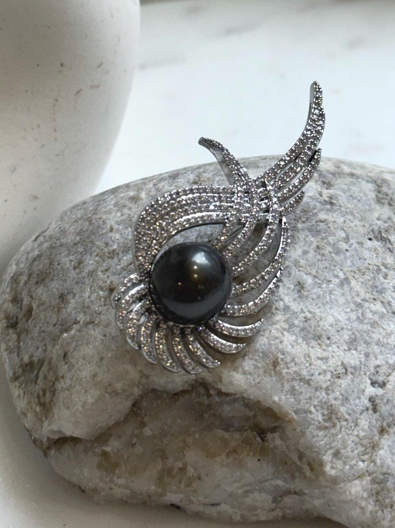 Elly’s 12.6mm Tahitian black Ocean Pearl Vintage Brooch pendant 2in1: Extreme luster mirrored, 2.7x6cm
