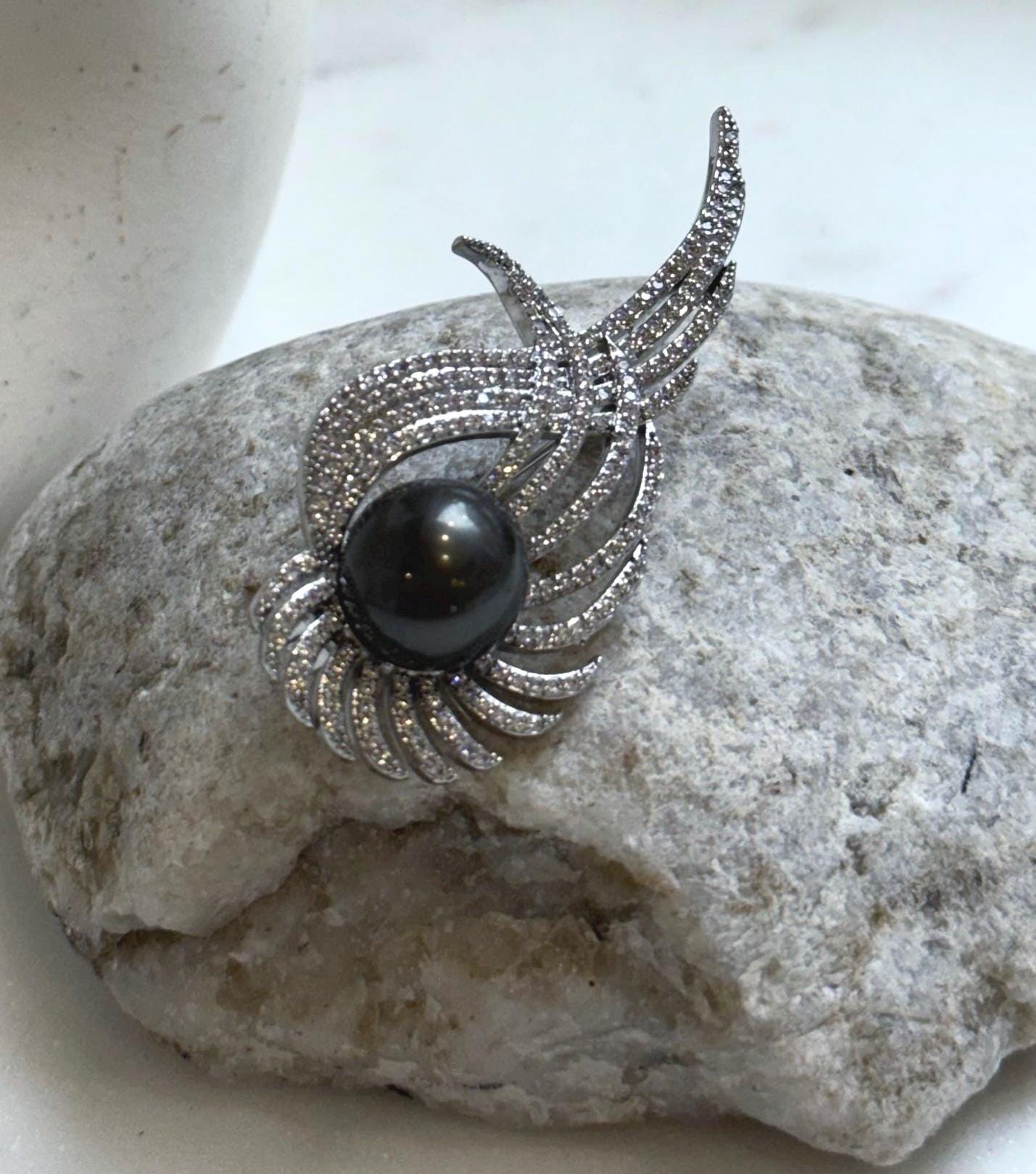Elly’s 12.6mm Tahitian black Ocean Pearl Vintage Brooch pendant 2in1: Extreme luster mirrored, 2.7x6cm