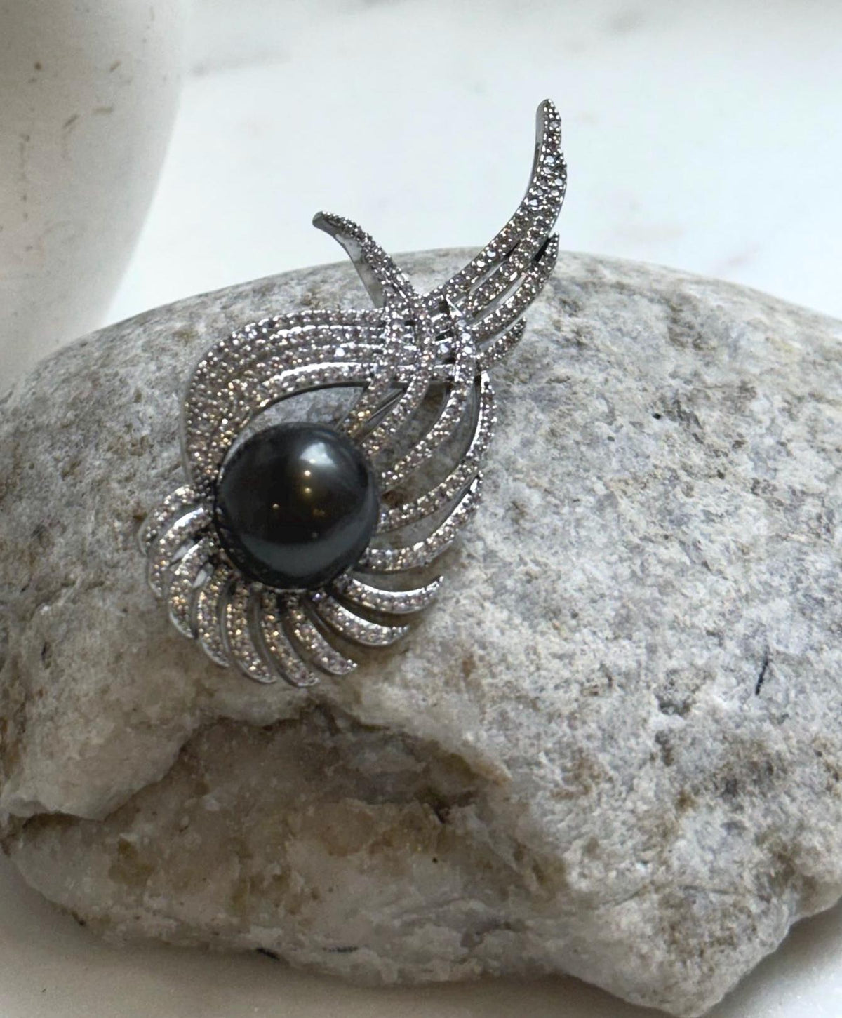 Elly’s 12.6mm Tahitian black Ocean Pearl Vintage Brooch pendant 2in1: Extreme luster mirrored, 2.7x6cm