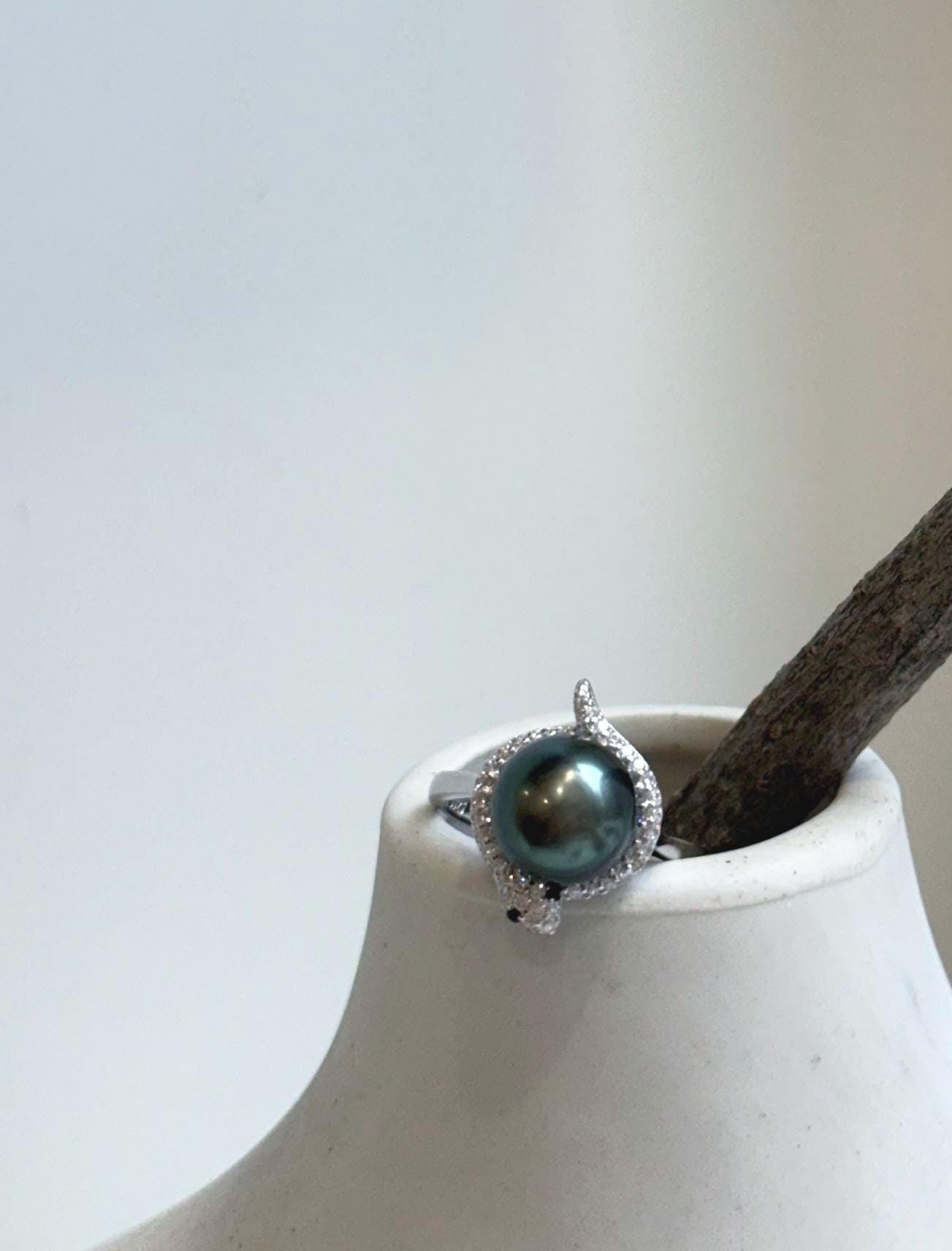 Elly’s 9.2mm Tahitian Peacock green ocean Pearl Ring: Extreme luster mirrored, S925 silver adjustable Ring. Pearl Jewelry Idea.