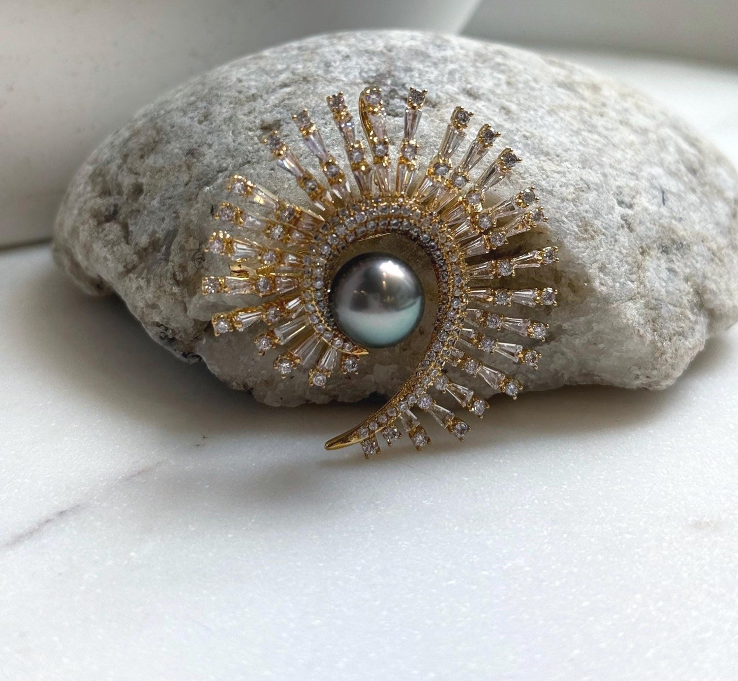Elly’s 10.4mm Tahitian peacock green Ocean Pearl Vintage Brooch pendant 2in1: Extreme luster mirrored, 4.2cm, no chain.