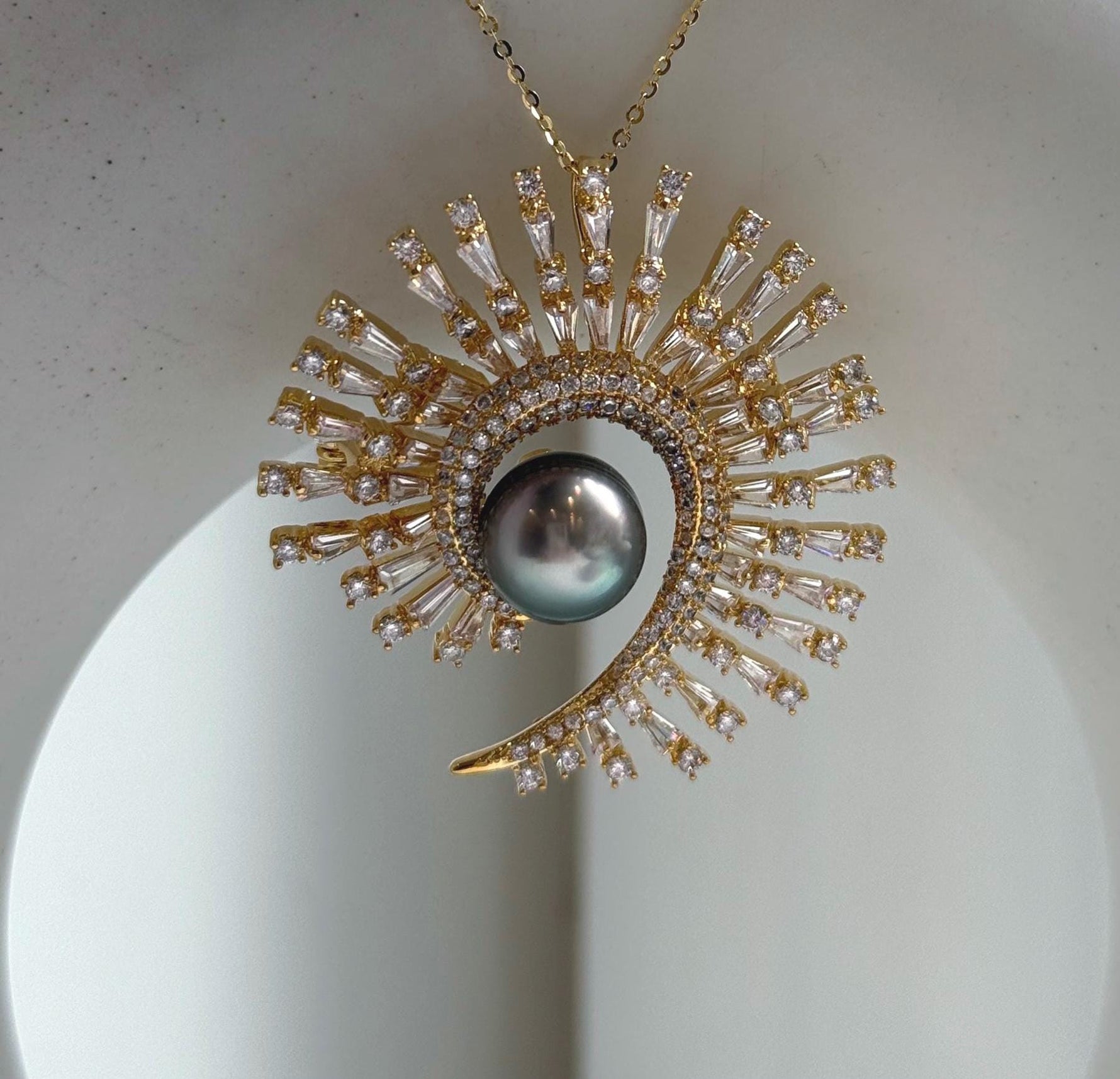 Elly’s 10.4mm Tahitian peacock green Ocean Pearl Vintage Brooch pendant 2in1: Extreme luster mirrored, 4.2cm, no chain.