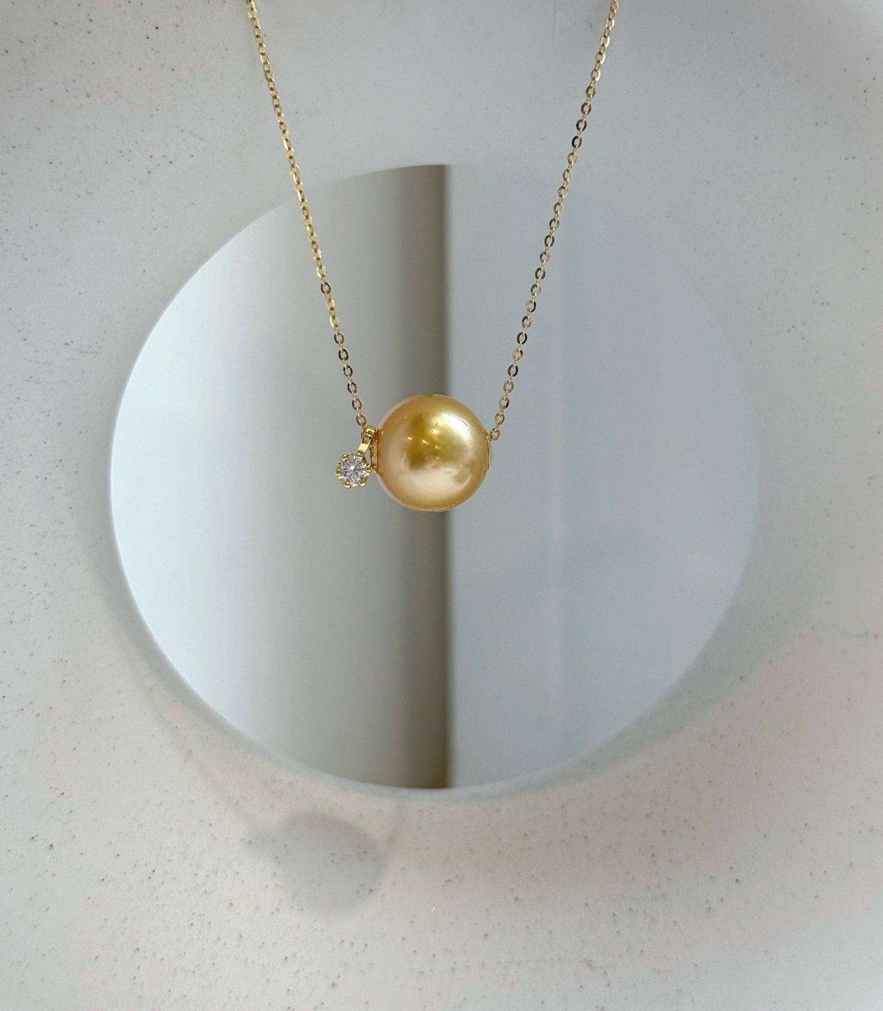 Elly’s Au750 18k Gold 12.8mm South sea deep gold ocean Pearl Floating pendant:Extreme luster mirrored, silver chain.