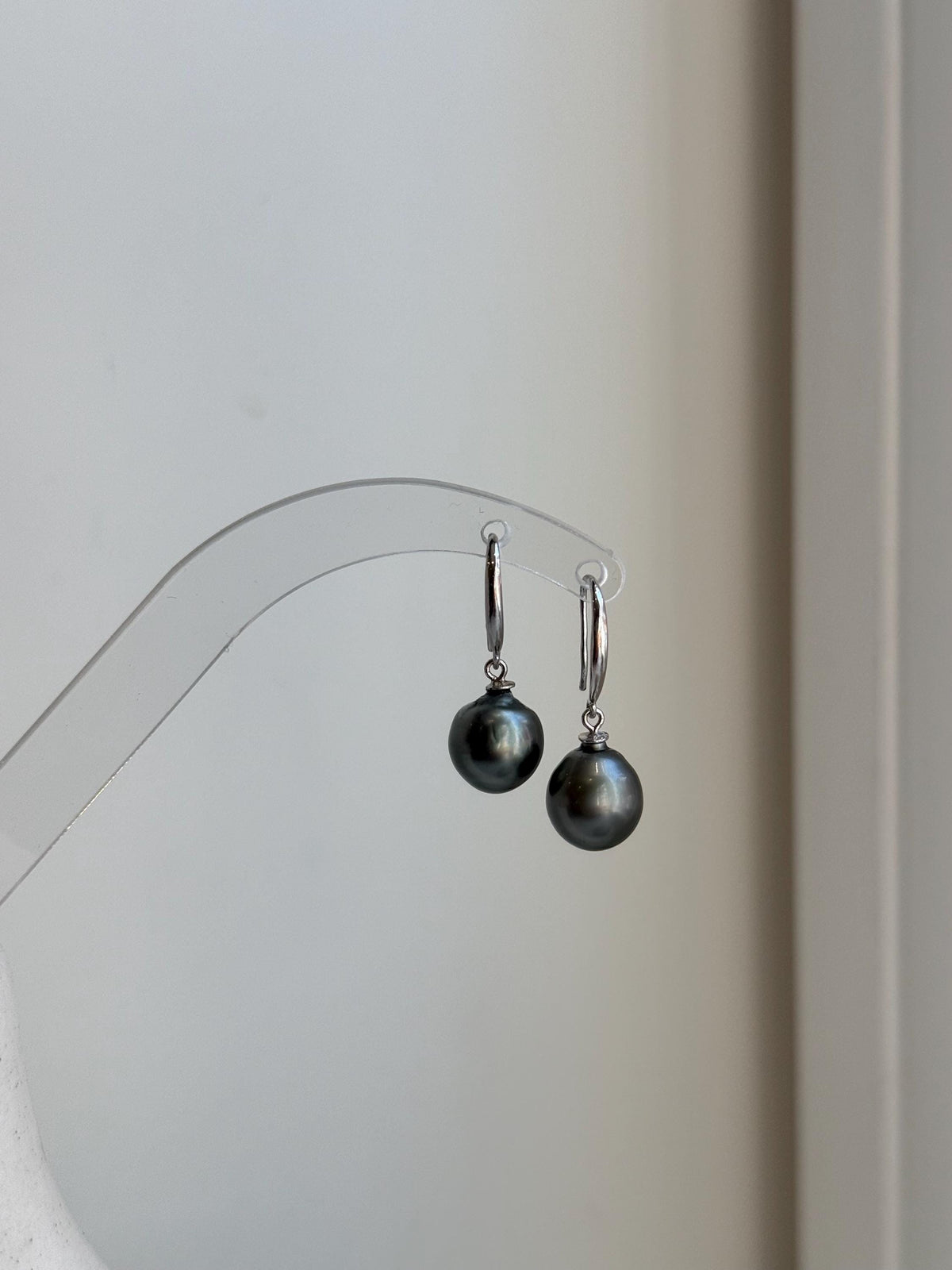 Elly’s 9.8mm Tahitian Platinum ocean Pearls Earrings Hooks: Extreme luster Mirrored, 2.5cm high, S925 silver earrings hooks.