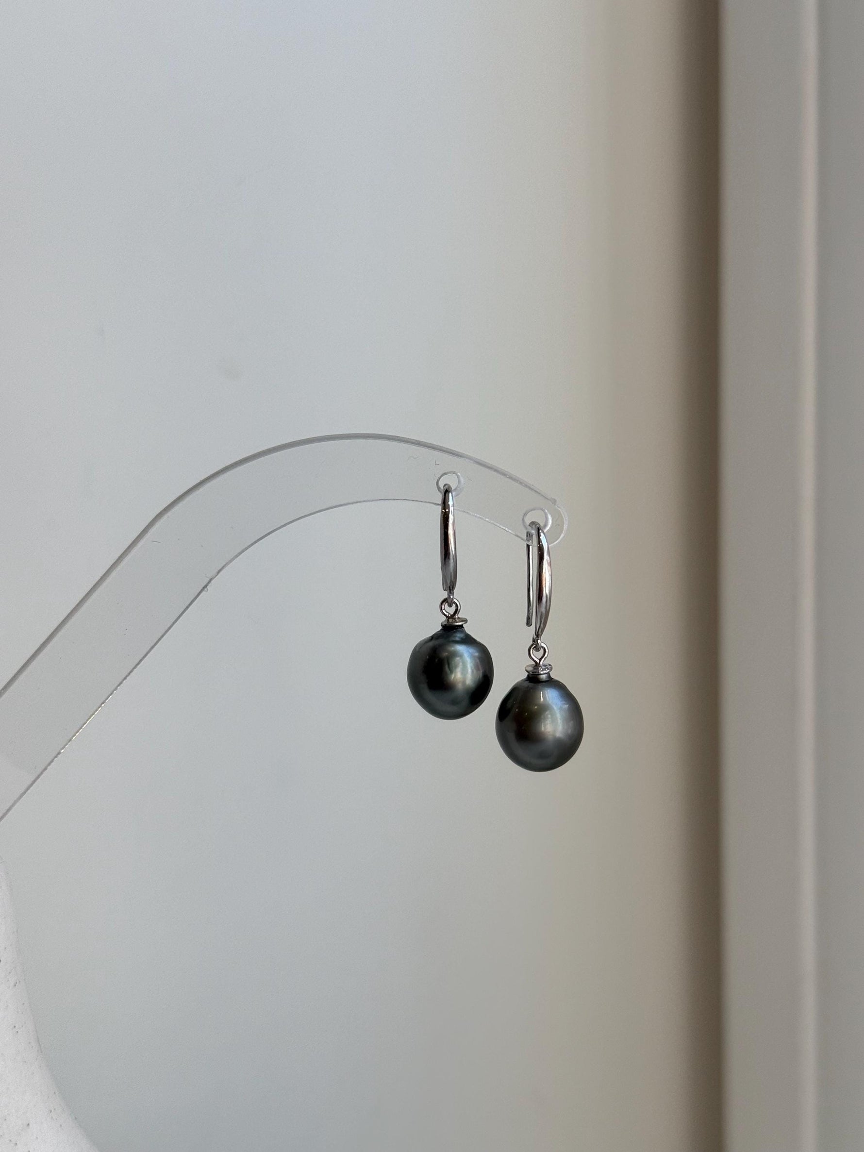 Elly’s 9.8mm Tahitian Platinum ocean Pearls Earrings Hooks: Extreme luster Mirrored, 2.5cm high, S925 silver earrings hooks.