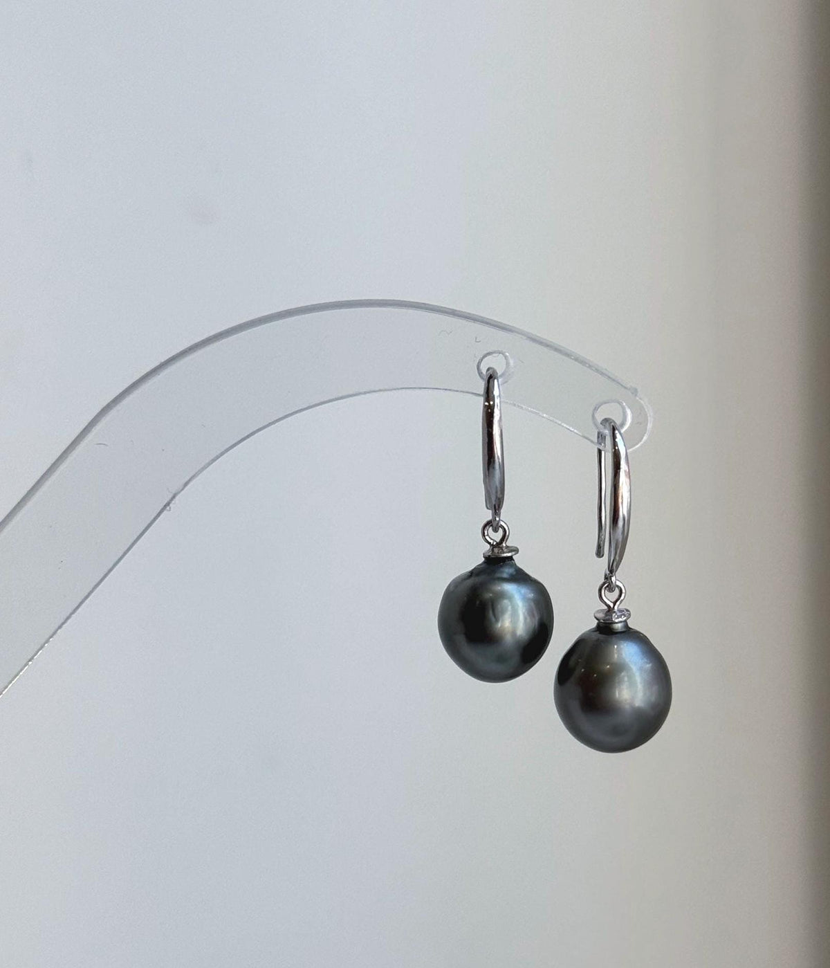 Elly’s 9.8mm Tahitian Platinum ocean Pearls Earrings Hooks: Extreme luster Mirrored, 2.5cm high, S925 silver earrings hooks.