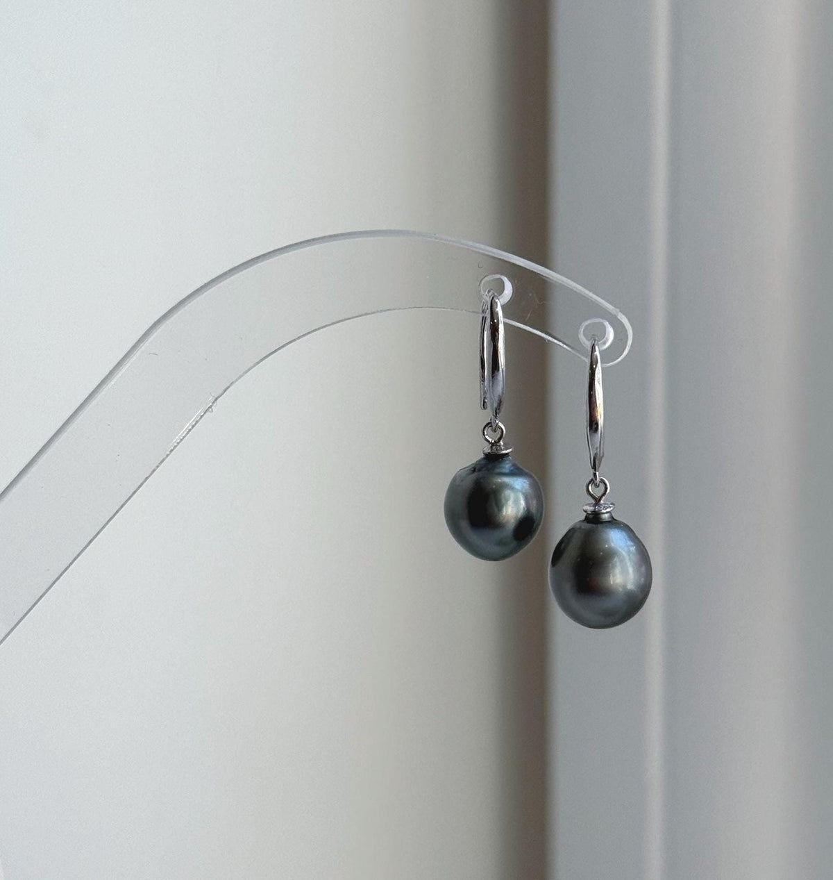 Elly’s 9.8mm Tahitian Platinum ocean Pearls Earrings Hooks: Extreme luster Mirrored, 2.5cm high, S925 silver earrings hooks.