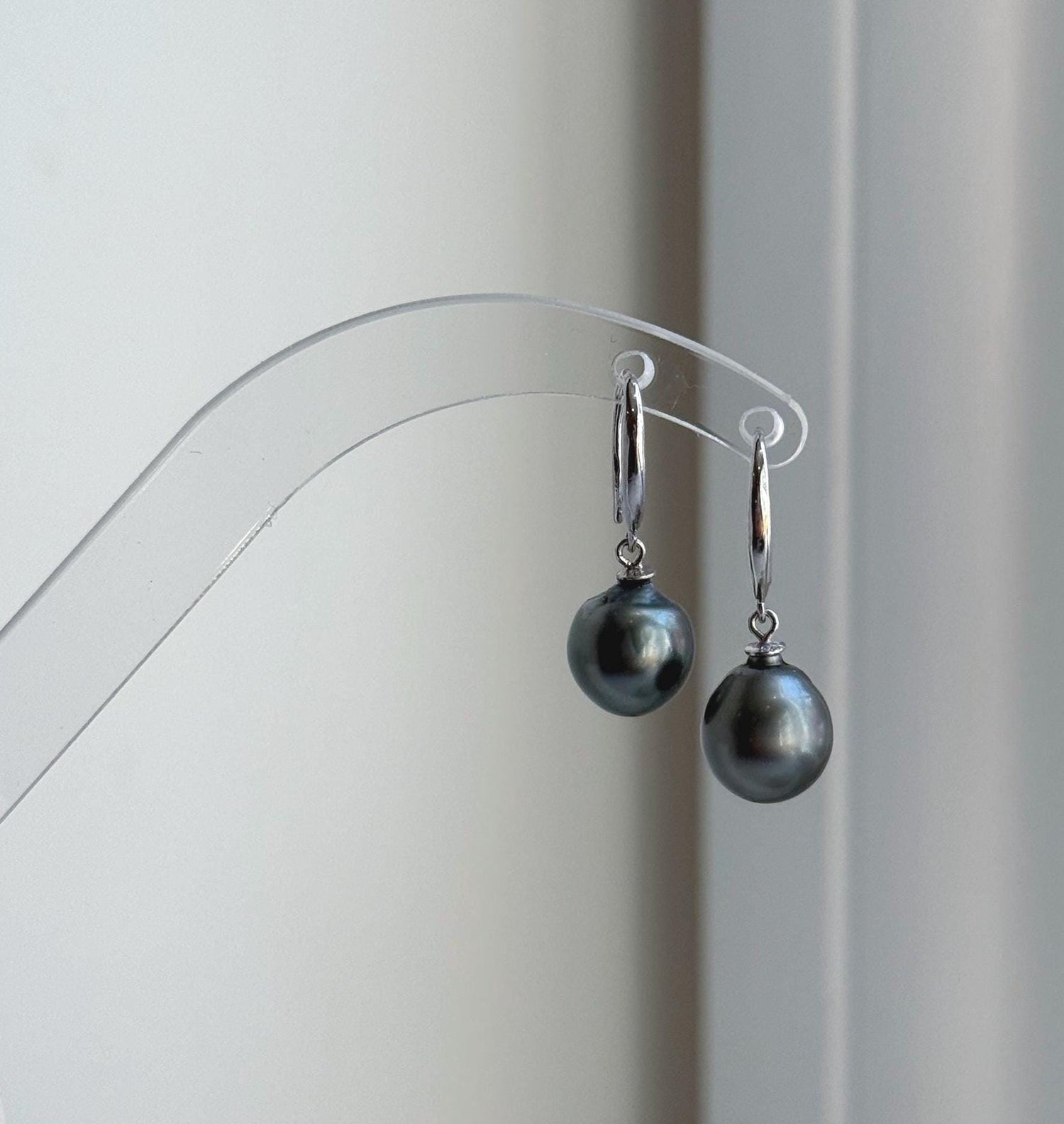 Elly’s 9.8mm Tahitian Platinum ocean Pearls Earrings Hooks: Extreme luster Mirrored, 2.5cm high, S925 silver earrings hooks.