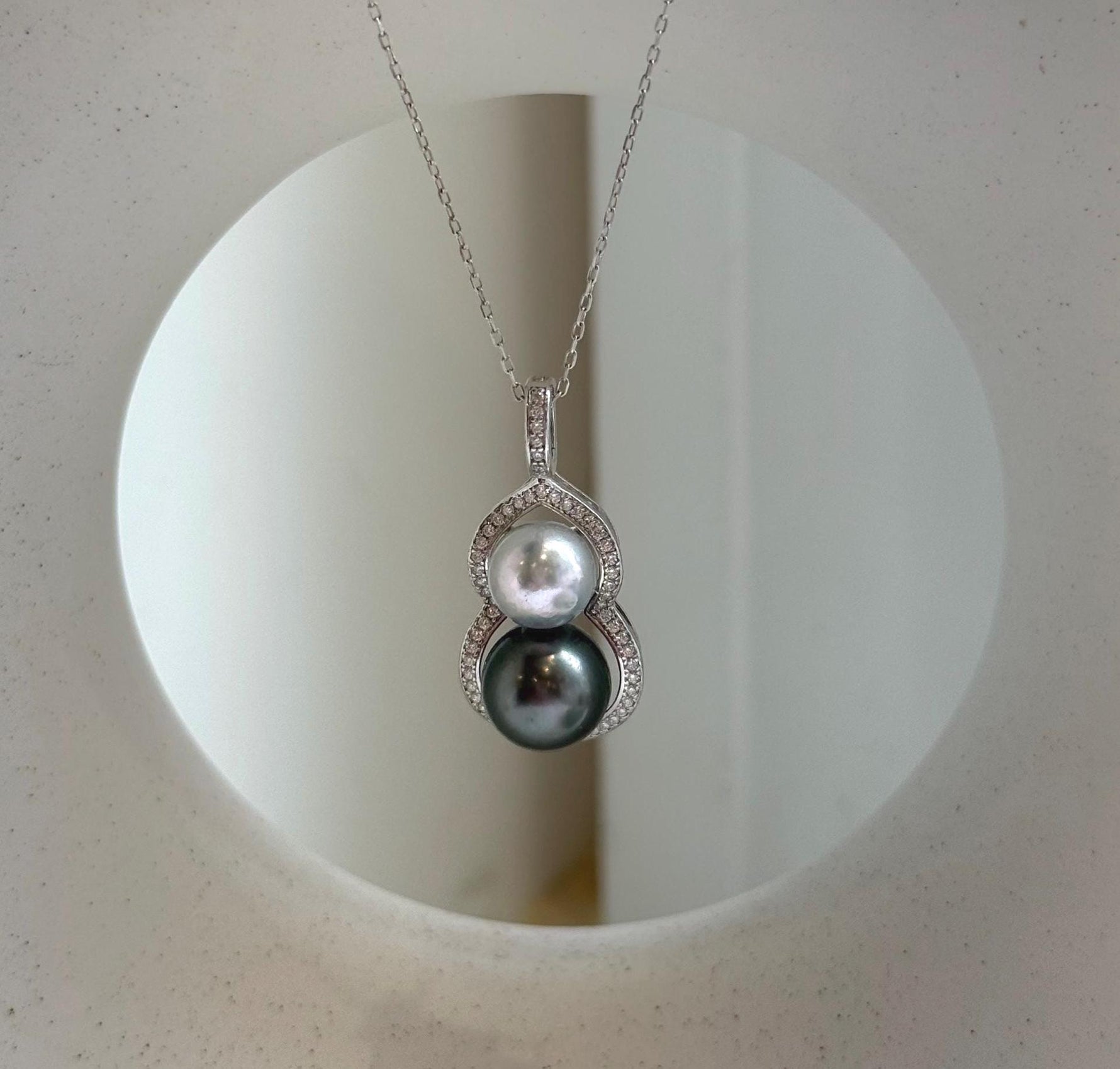 Elly’s 8.6-10.4mm Akoya Tahitian ocean pearl Pendant: Extreme luster, 3.1cm high, S925 Silver Gourd pendant Chain Set.