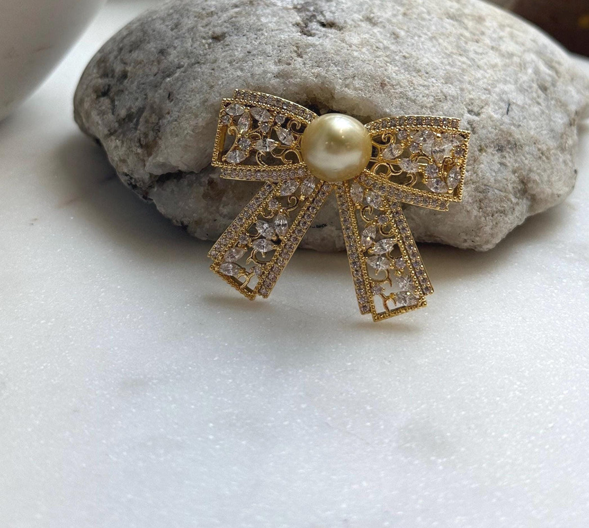 Elly’s South sea ultra gold pearl butterfly bow brooch pendant 2in1: Extreme luster mirrored, 10.5mm, 4x3.2cm.