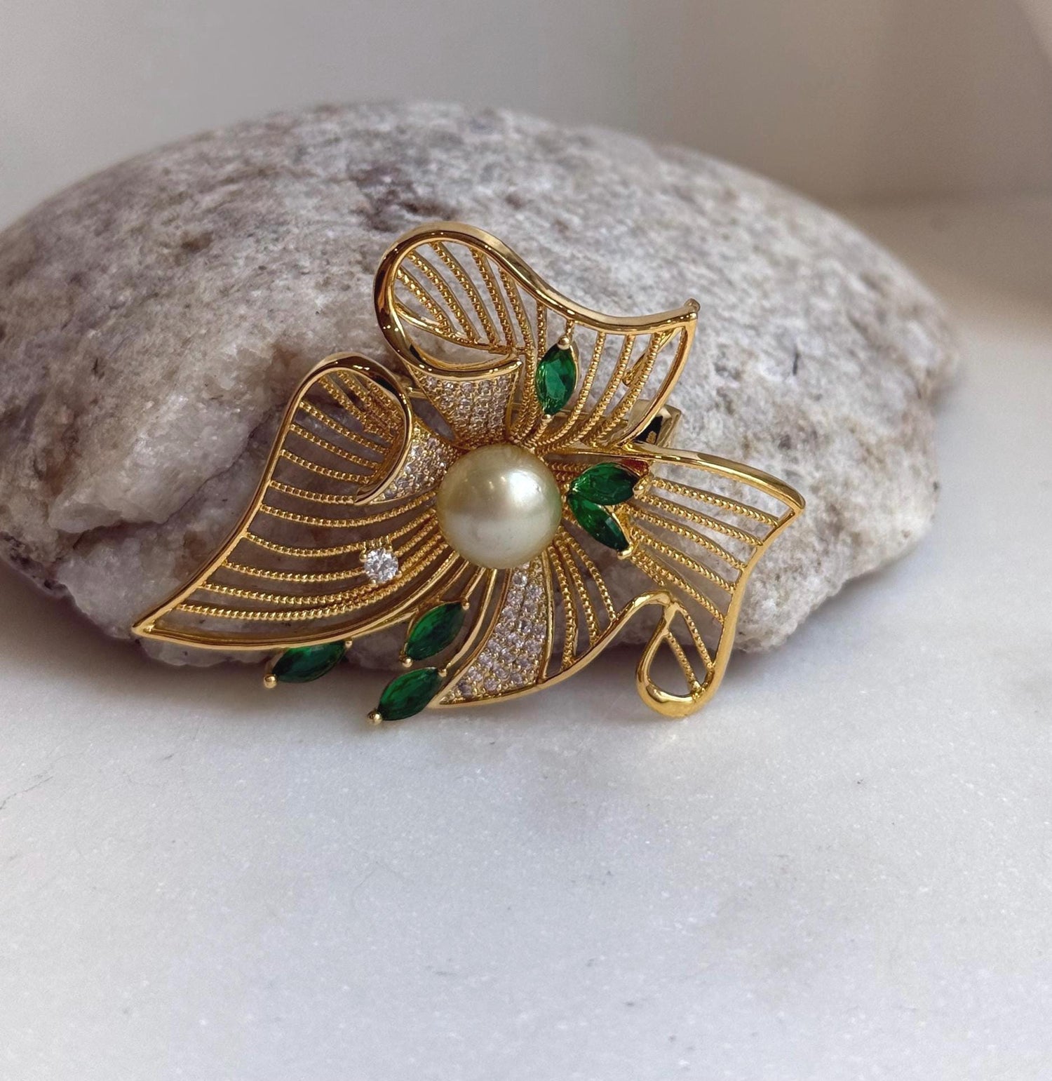 Elly’s Genius South sea light gold ocean pearl Floral brooch pendant 2in1: Extreme luster mirrored, 9.3mm, 5x4cm.