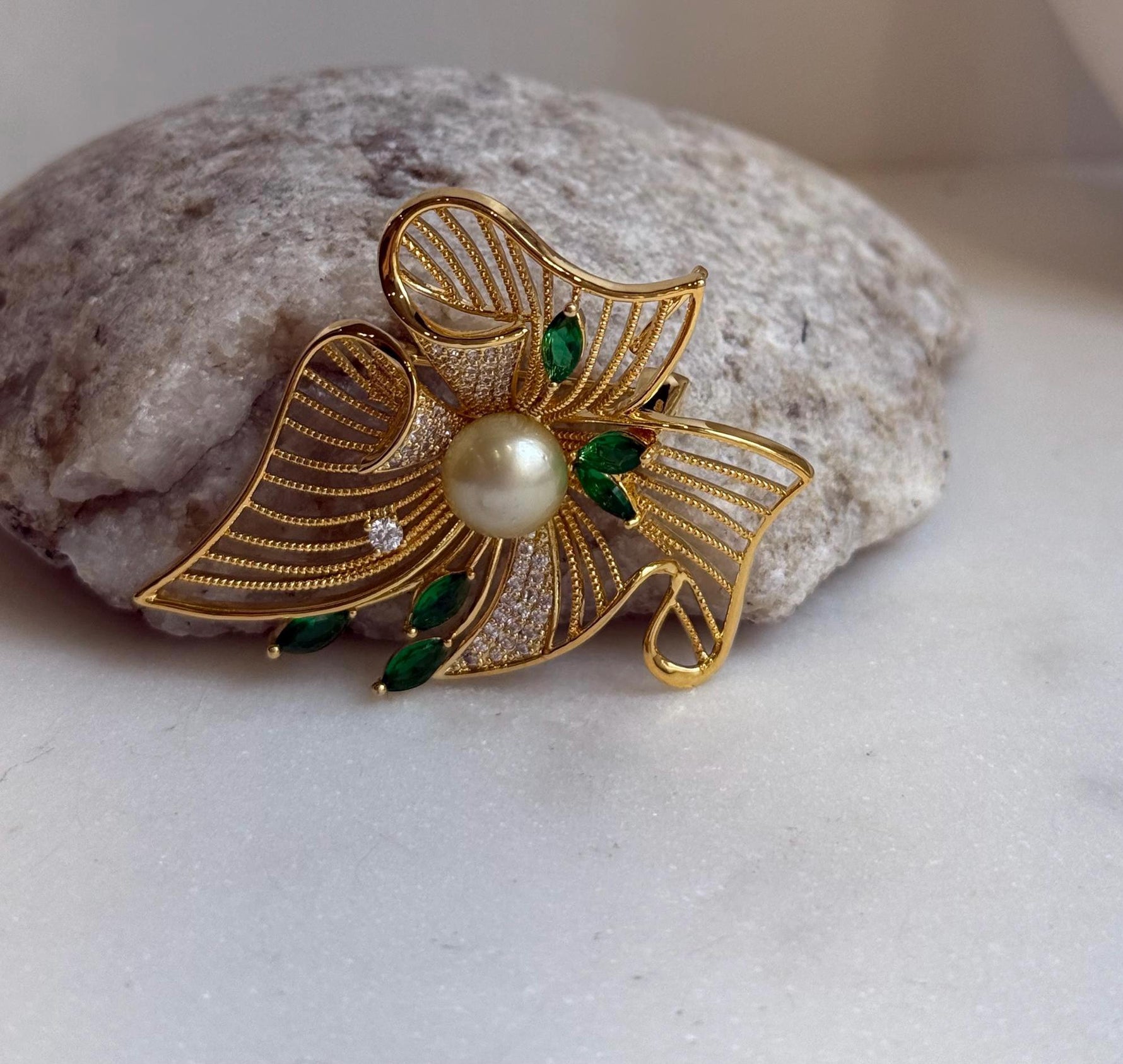 Elly’s Genius South sea light gold ocean pearl Floral brooch pendant 2in1: Extreme luster mirrored, 9.3mm, 5x4cm. high quality brooch for her daily office wear