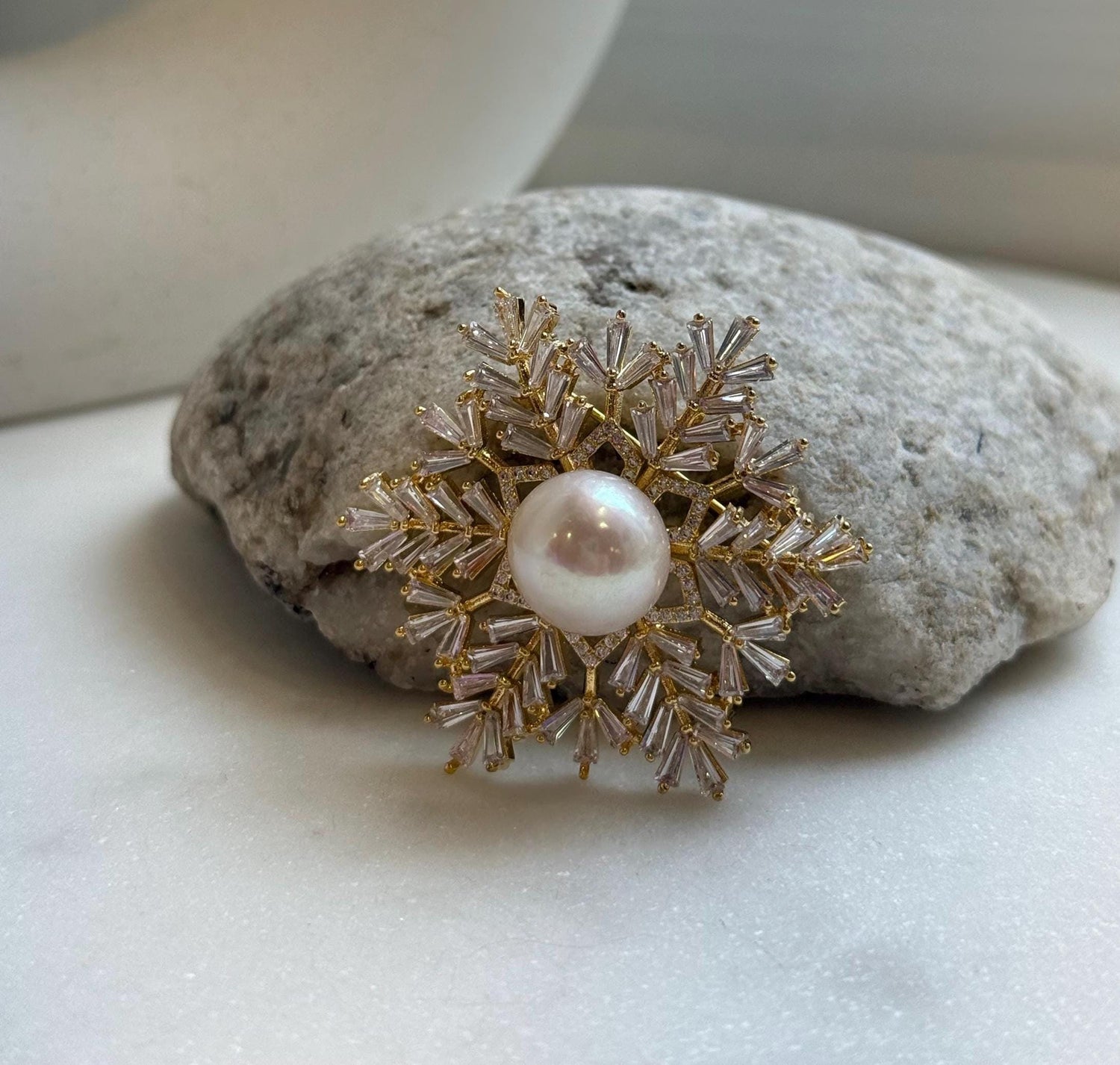 Elly’s 13mm Edison white pearl Snowflake brooch pendant 2in1: Extreme luster mirrored, 4.5cm dia. high quality white pearl brooch for her