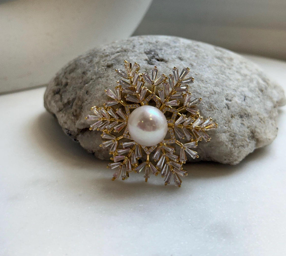 Elly’s 13mm Edison white pearl Snowflake brooch pendant 2in1: Extreme luster mirrored, 4.5cm dia. high quality white pearl brooch for her