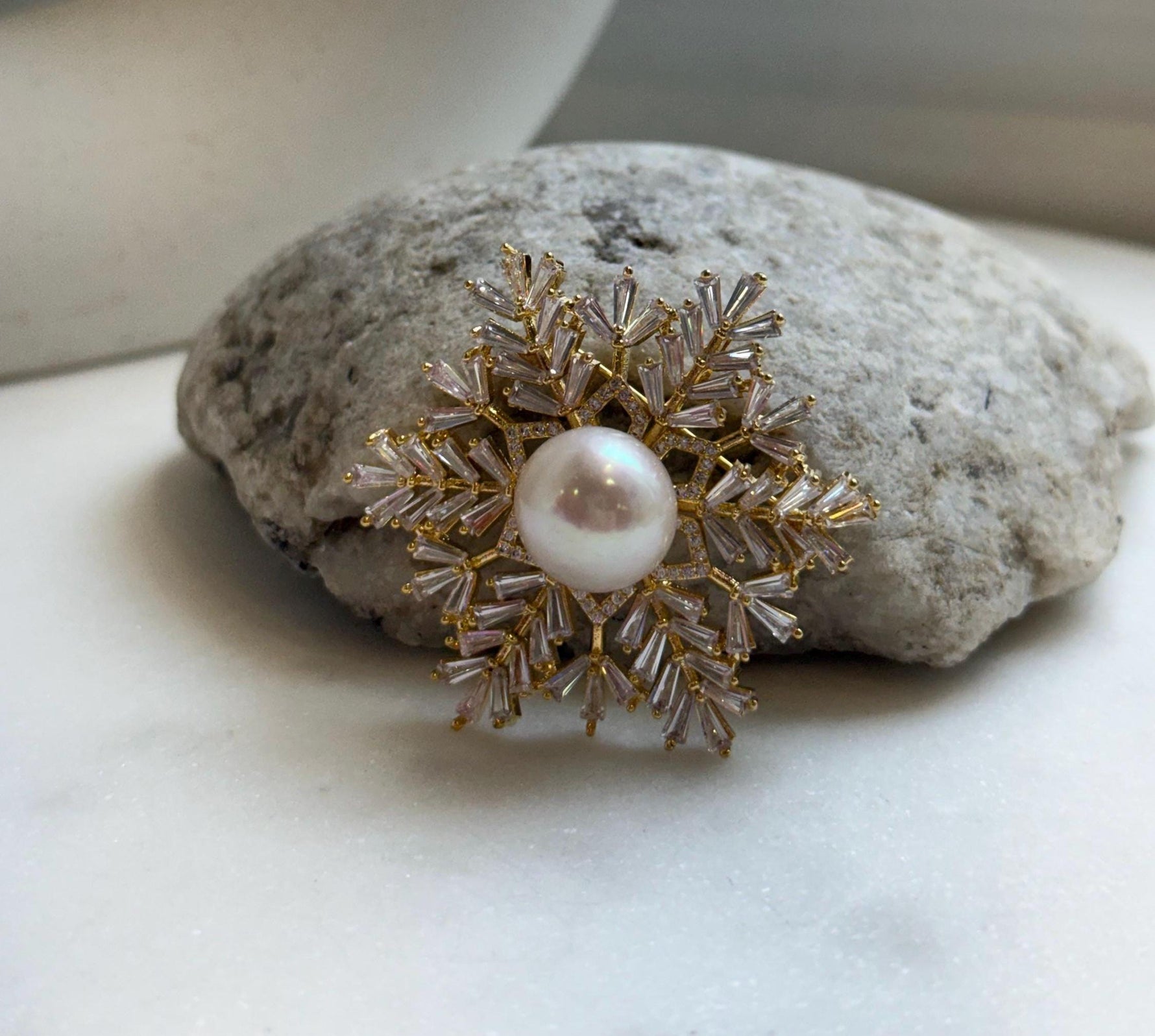 Elly’s 13mm Edison white pearl Snowflake brooch pendant 2in1: Extreme luster mirrored, 4.5cm dia. high quality white pearl brooch for her