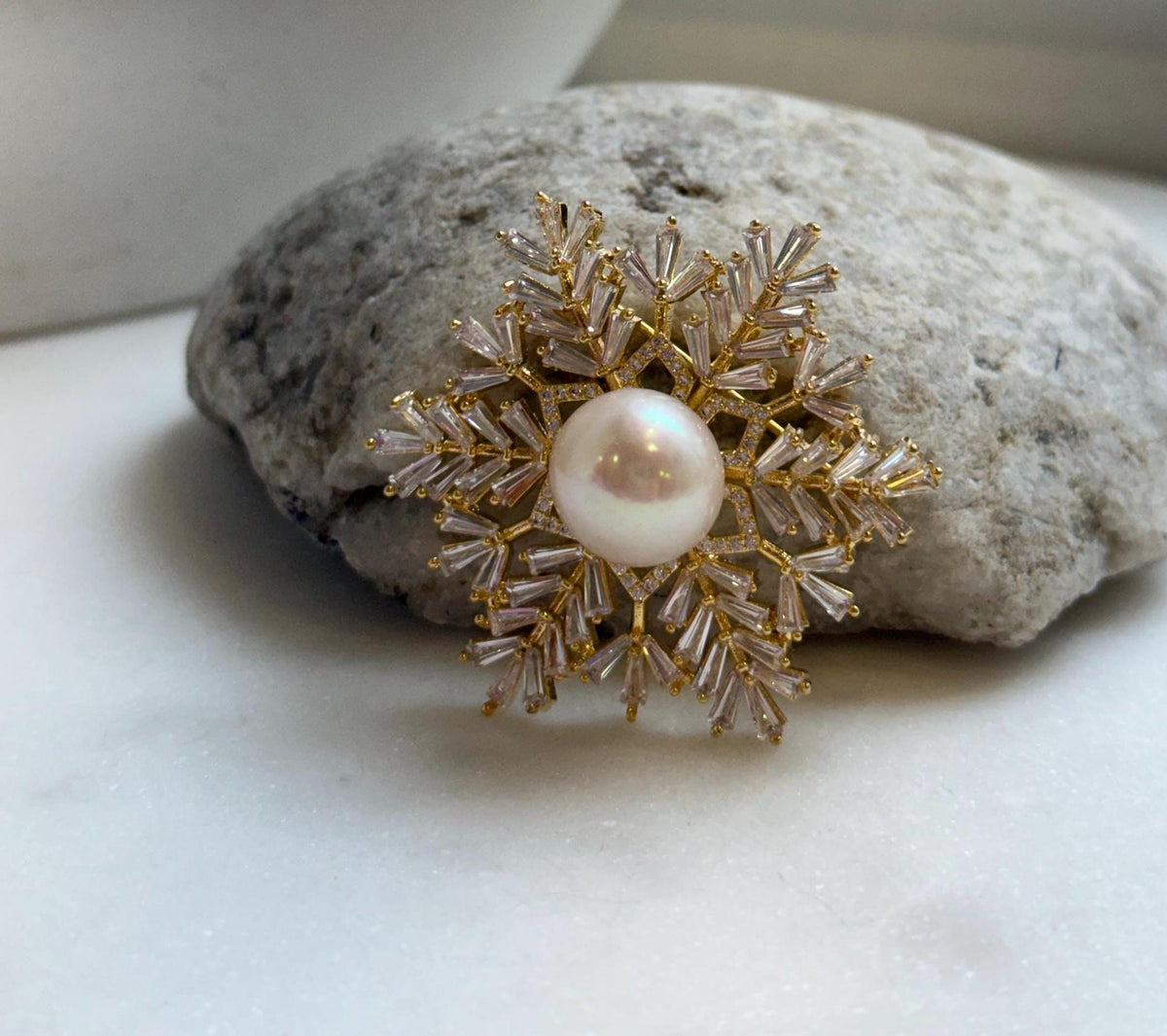 Elly’s 13mm Edison white pearl Snowflake brooch pendant 2in1: Extreme luster mirrored, 4.5cm dia. high quality white pearl brooch for her