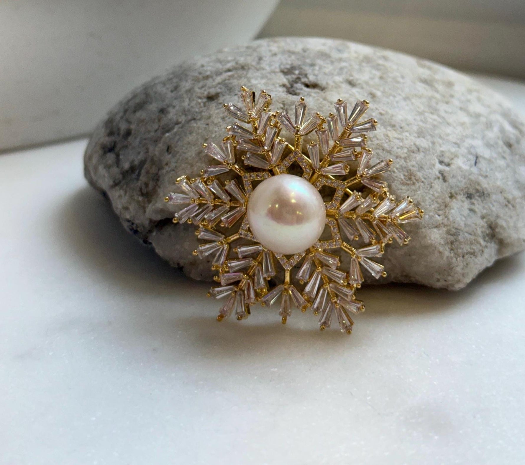 Elly’s 13mm Edison white pearl Snowflake brooch pendant 2in1: Extreme luster mirrored, 4.5cm dia. high quality white pearl brooch for her