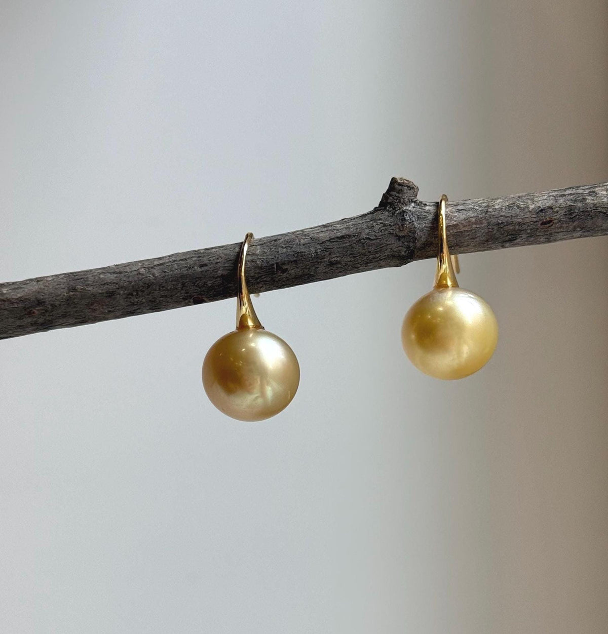 Elly’s 11.5mm Genius South sea golden ocean Pearls High-heel Earrings hooks: Extreme luster mirrored, 2.2cm high, S925 silver cool earrings.