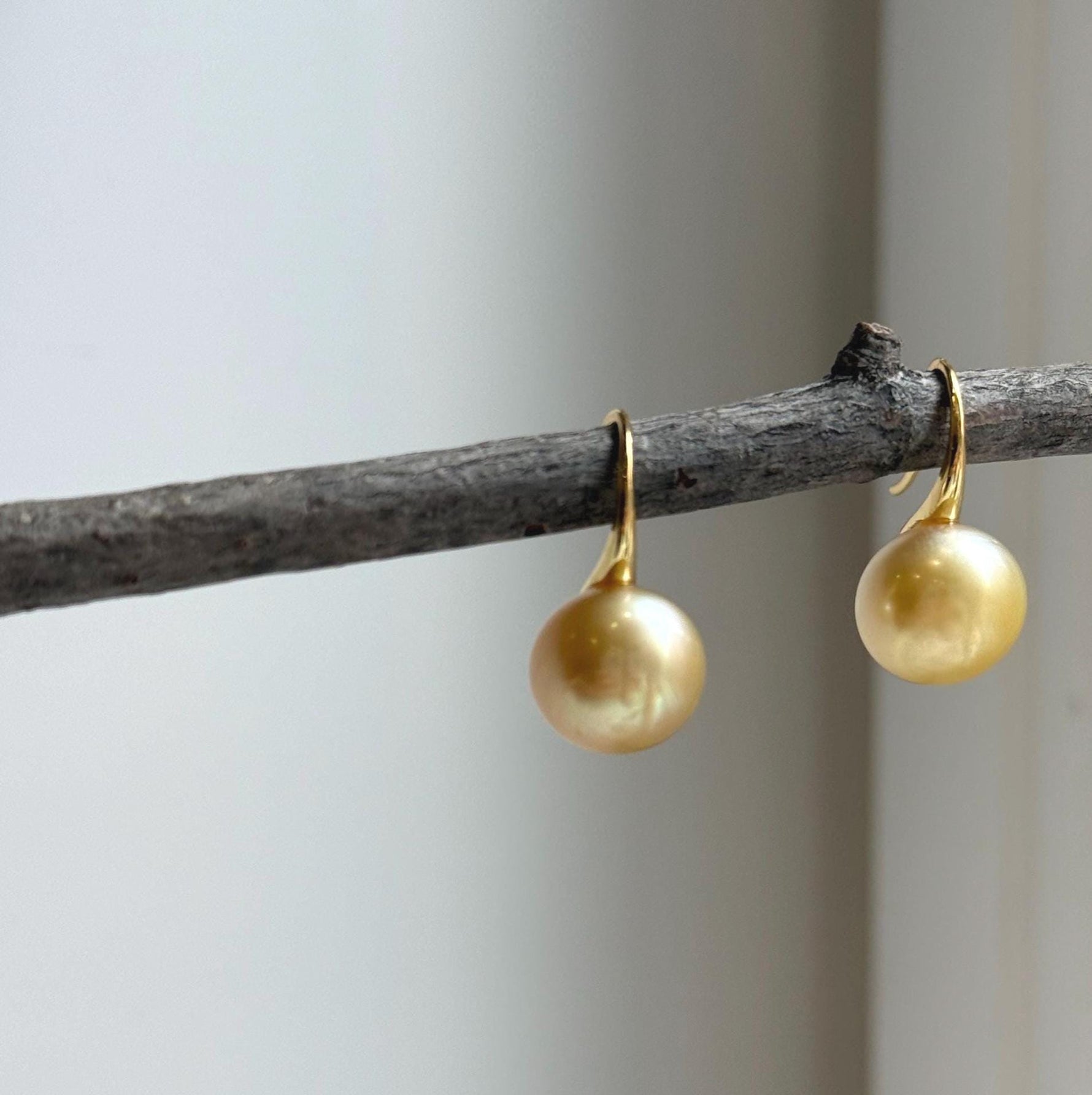 Elly’s 11.5mm Genius South sea golden ocean Pearls High-heel Earrings hooks: Extreme luster mirrored, 2.2cm high, S925 silver cool earrings.