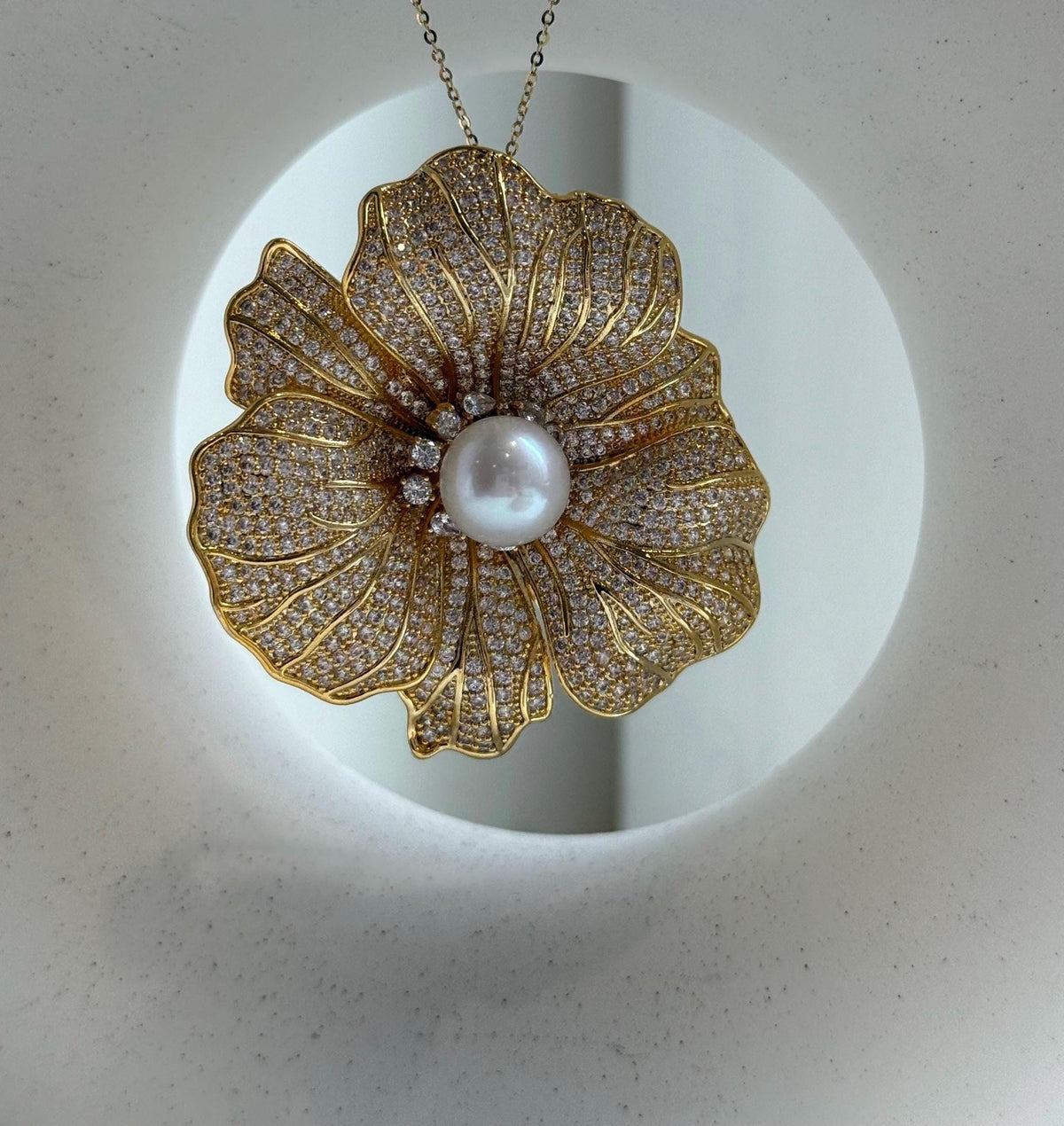 Elly’s 11.4mm Edison white pearl Floral brooch pendant 2in1: Extreme luster mirrored, 5.5cm dia.