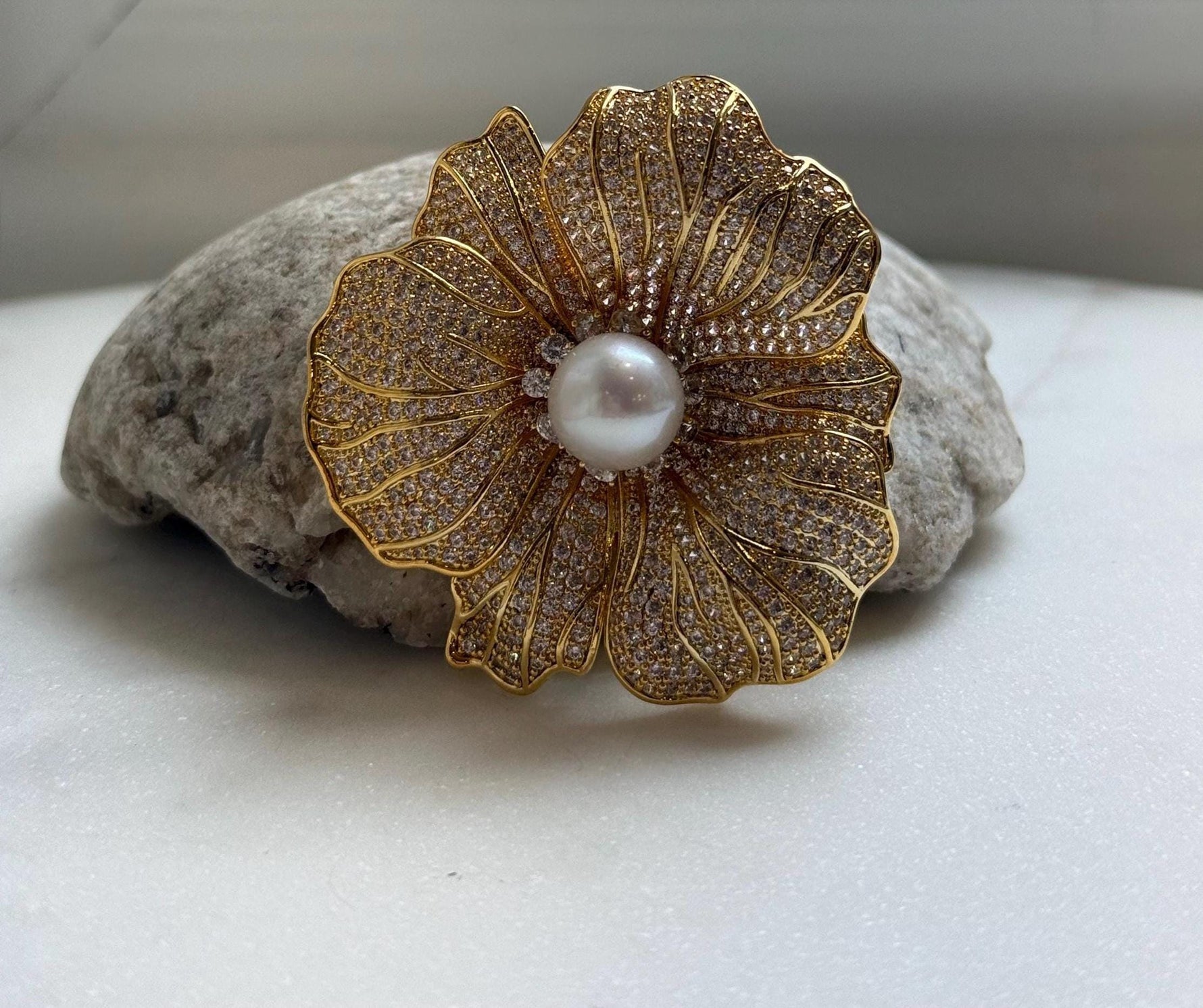 Elly’s 11.4mm Edison white pearl Floral brooch pendant 2in1: Extreme luster mirrored, 5.5cm dia.