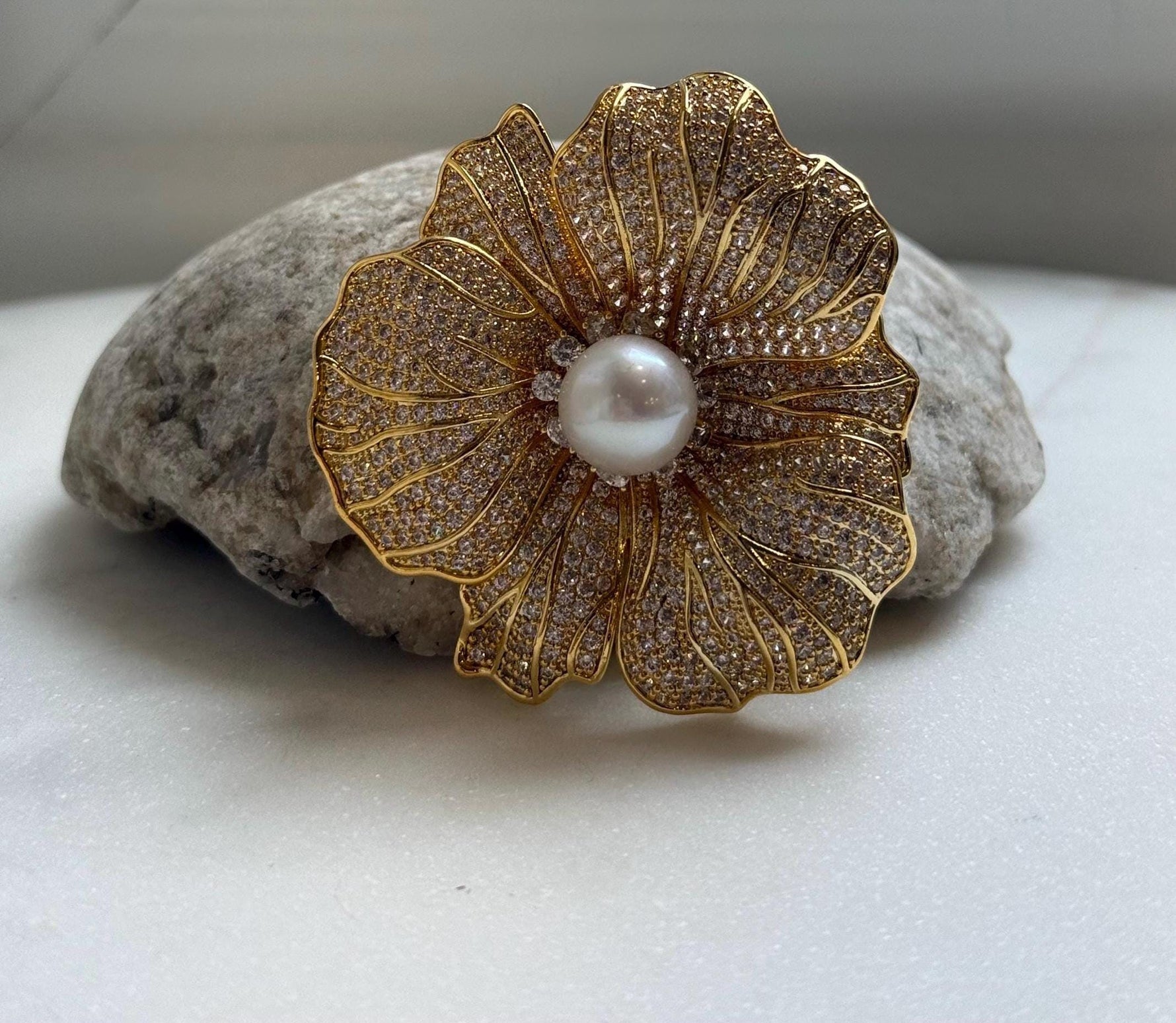 Elly’s 11.4mm Edison white pearl Floral brooch pendant 2in1: Extreme luster mirrored, 5.5cm dia.