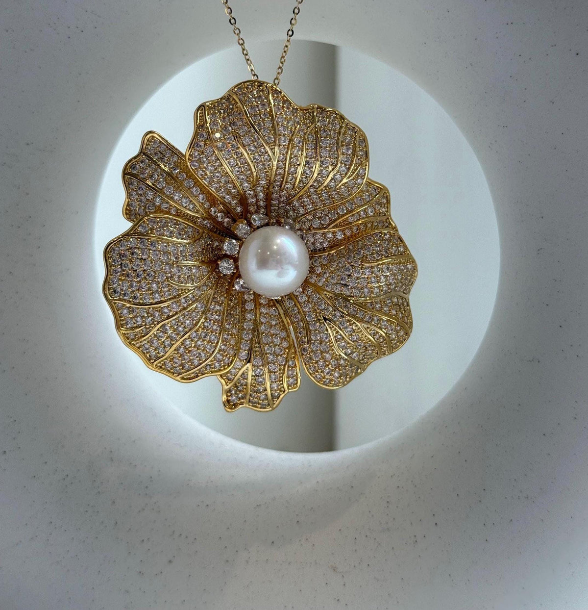 Elly’s 11.4mm Edison white pearl Floral brooch pendant 2in1: Extreme luster mirrored, 5.5cm dia.
