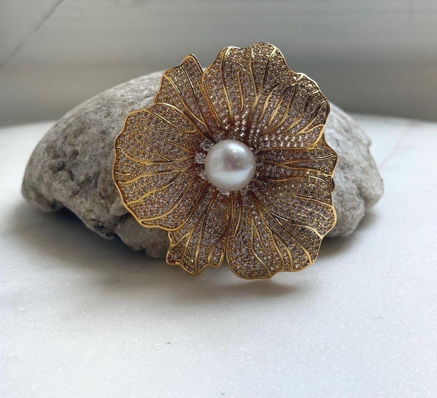 Elly’s 11.4mm Edison white pearl Floral brooch pendant 2in1: Extreme luster mirrored, 5.5cm dia.
