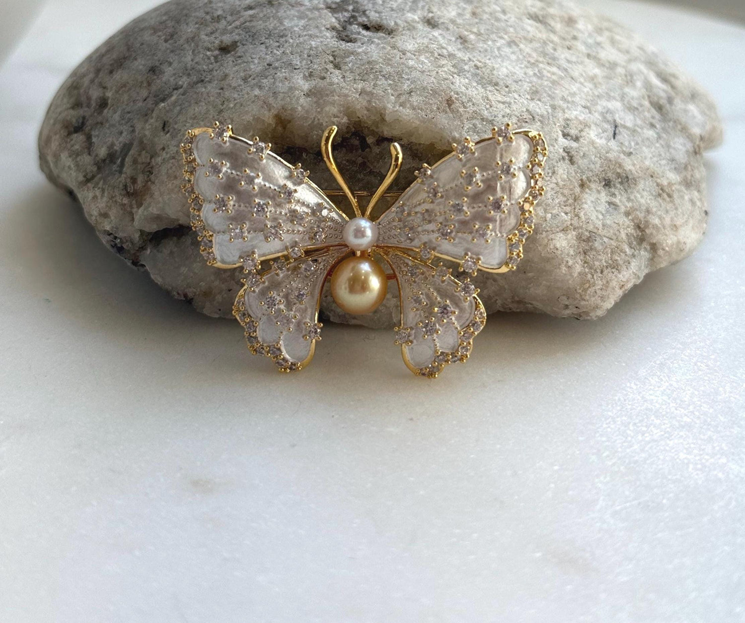 Elly’s White Golden pearls butterfly brooch pendant 2in1: Extreme luster mirrored, daily office pearl brooch for her