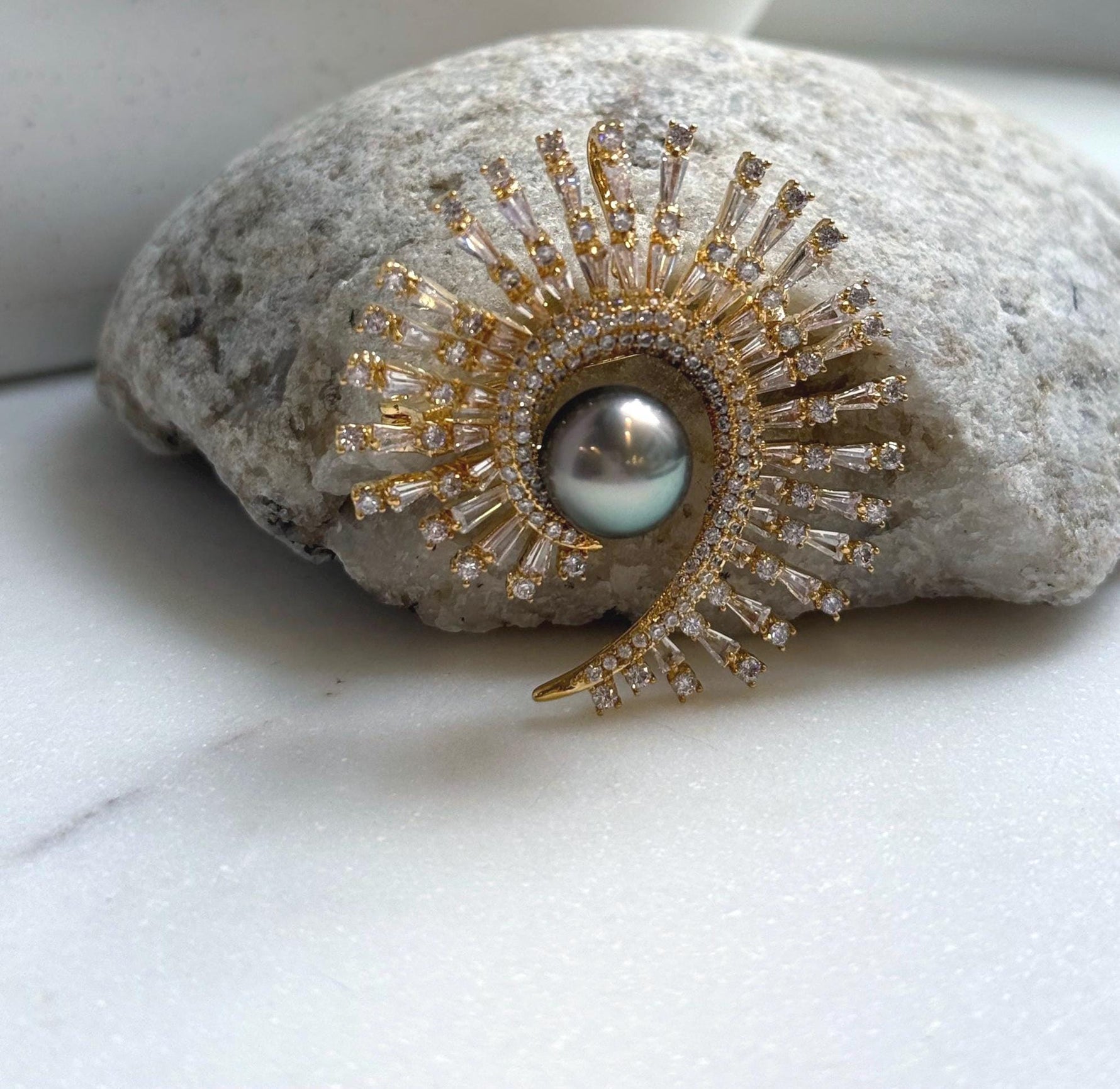 Elly’s 10.4mm Tahitian peacock green Ocean Pearl Vintage Brooch pendant 2in1: Extreme luster mirrored, 4.2cm, no chain. gift for her