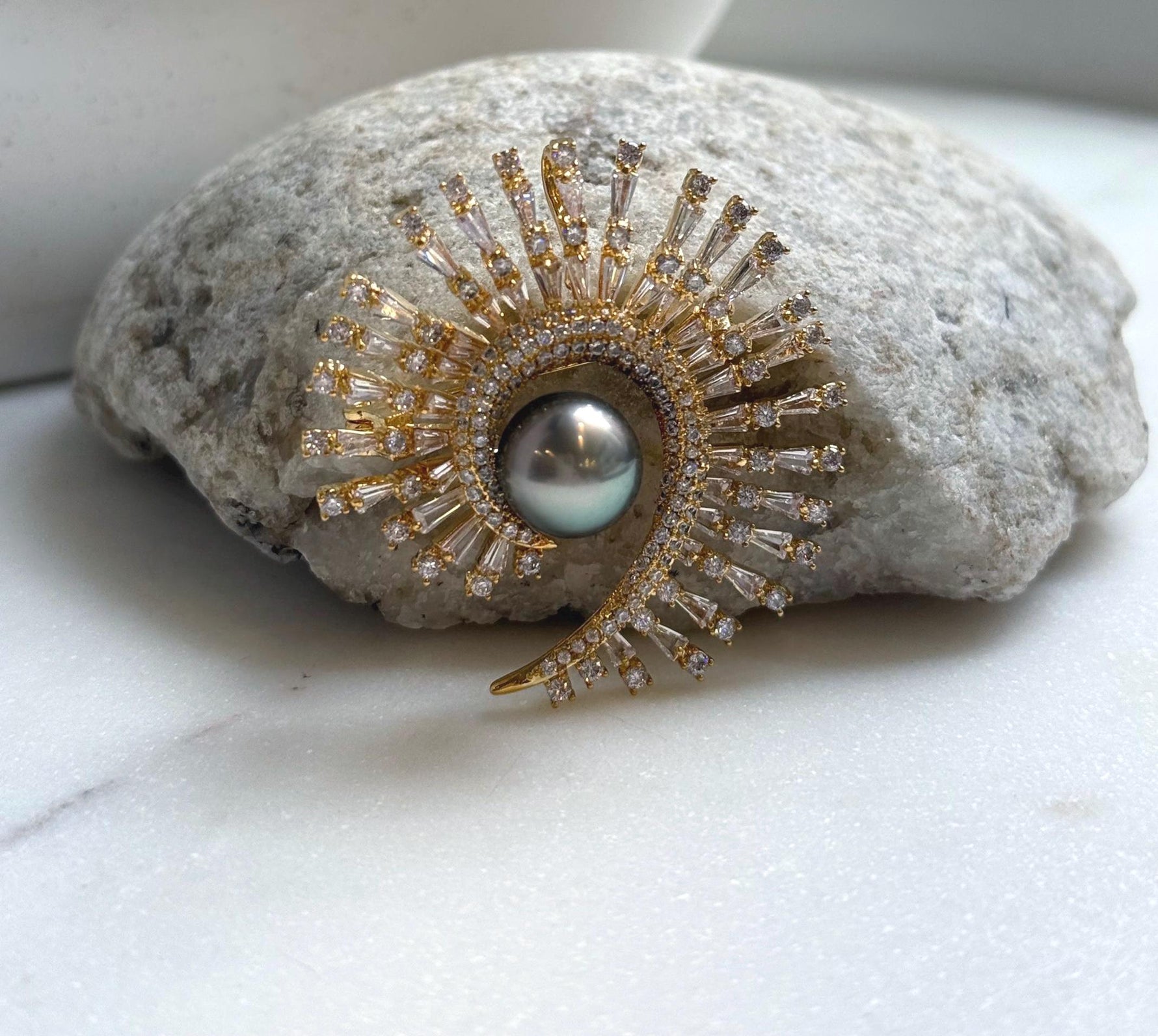 Elly’s 10.4mm Tahitian peacock green Ocean Pearl Vintage Brooch pendant 2in1: Extreme luster mirrored, 4.2cm, no chain.