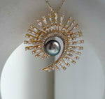 Elly’s 10.4mm Tahitian peacock green Ocean Pearl Vintage Brooch pendant 2in1: Extreme luster mirrored, 4.2cm, no chain.