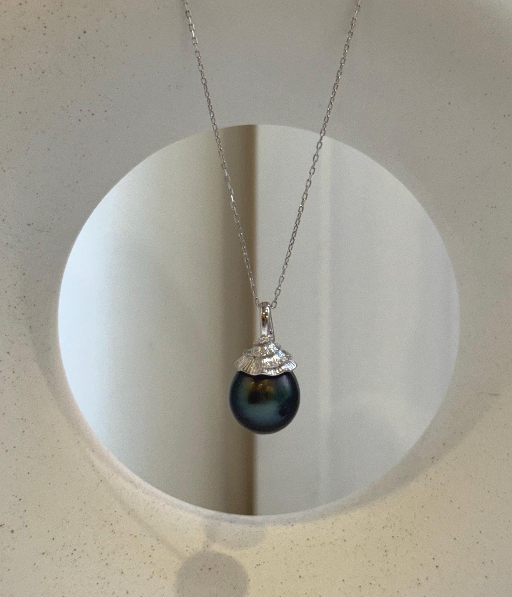 Elly’s 12.8mm Tahitian platinum hunter ocean pearl Minimalist pendant: Extreme luster, 2.3cm high, S925 silver pendant.