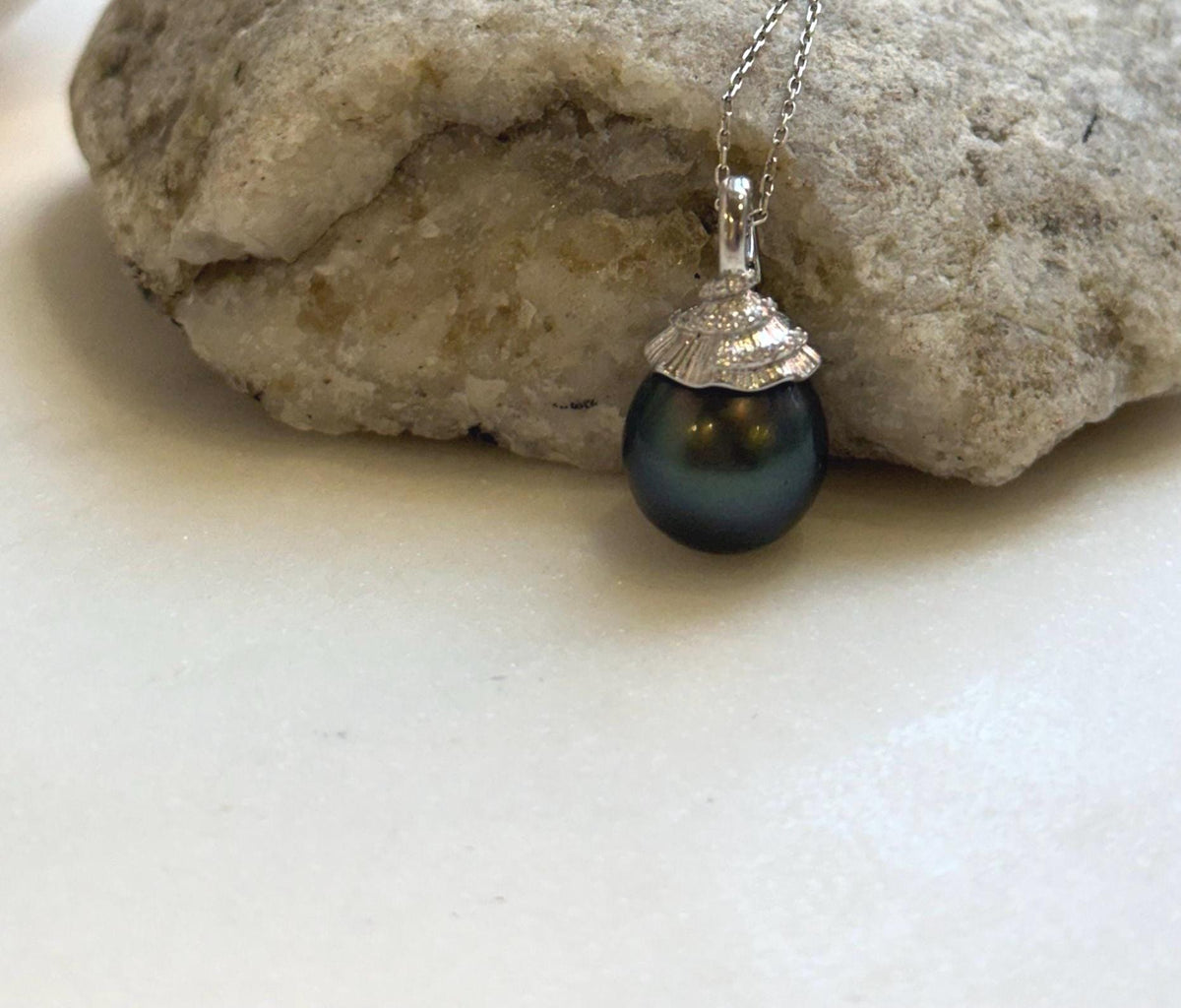 Elly’s 12.8mm Tahitian platinum hunter ocean pearl Minimalist pendant: Extreme luster, 2.3cm high, S925 silver pendant.