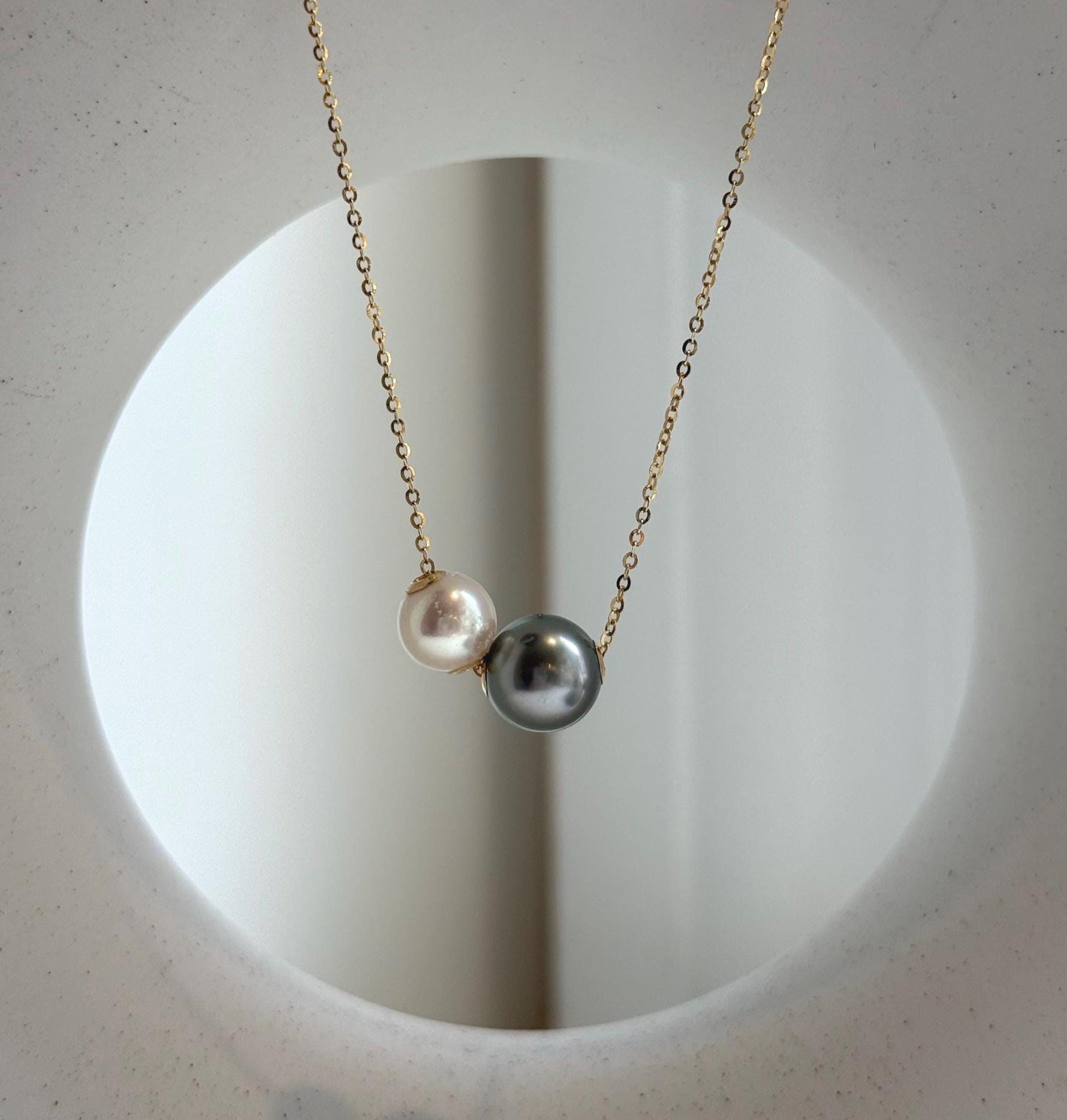 Elly’s Double Au750 18k Gold 7.7-9.2mm Akoya Tahitian Ocean Pearls Floating pendants:Extreme luster mirrored.