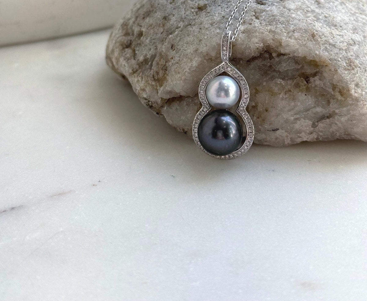 Elly’s 7.9-10.5mm Akoya Tahitian ocean pearl Pendant: Extreme luster, 3.1cm high, S925 Silver Gourd pendant Chain Set. gift for her