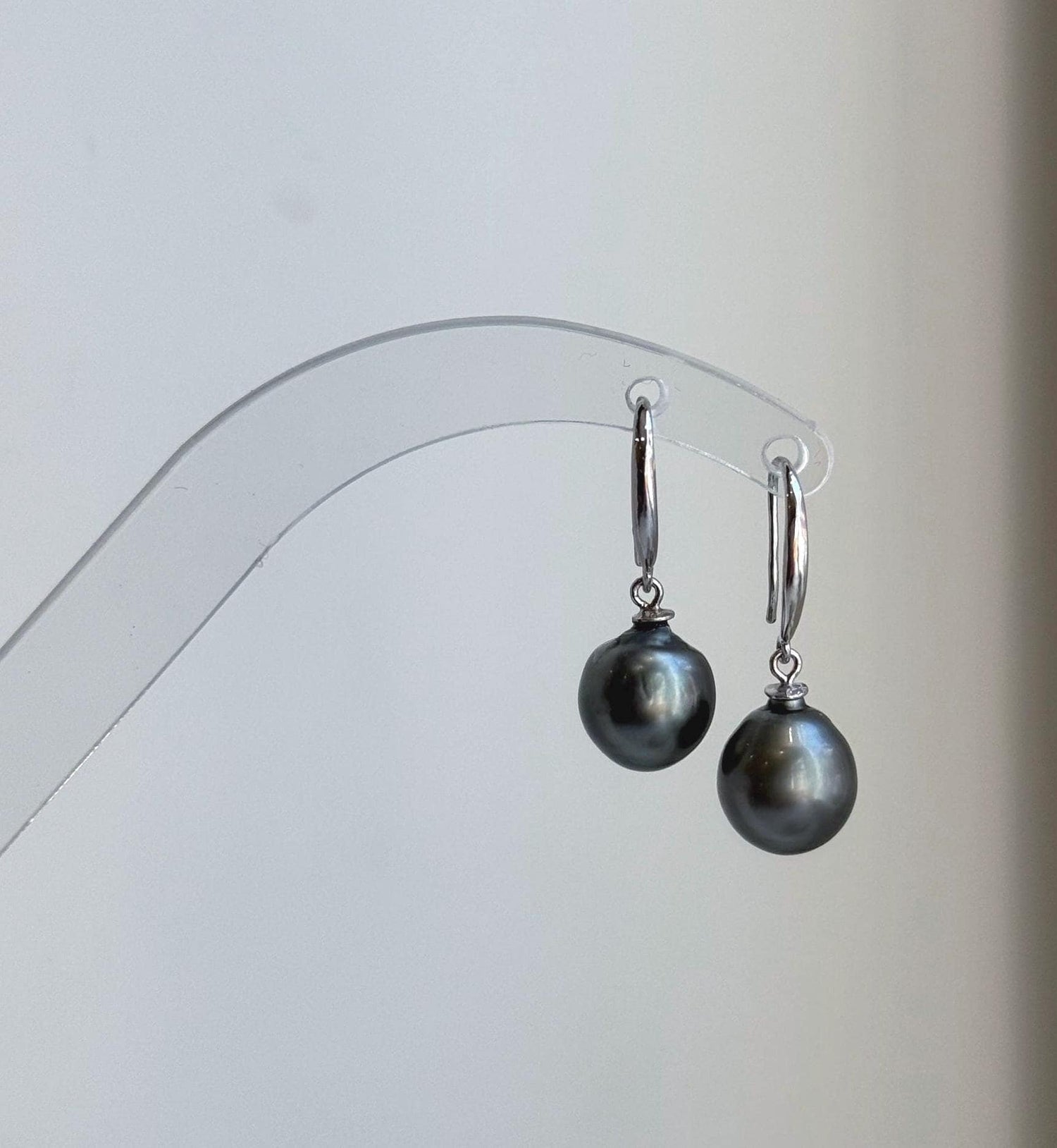 Elly’s 9.8mm Tahitian Platinum ocean Pearls Earrings Hooks: Extreme luster Mirrored, 2.5cm high, S925 silver earrings hooks.